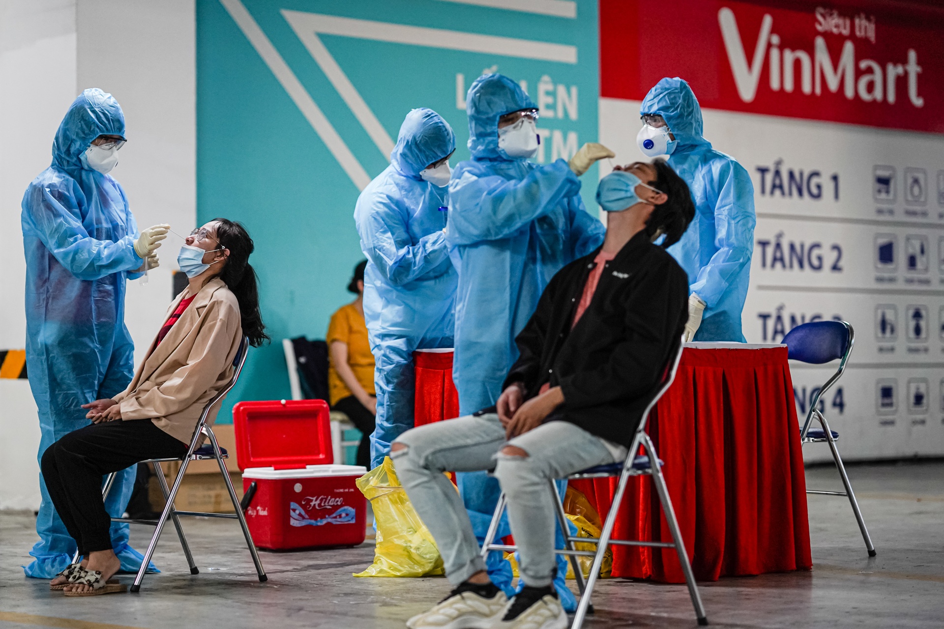 Lay mau xet nghiem Covid-19 tai TTTM anh 5
