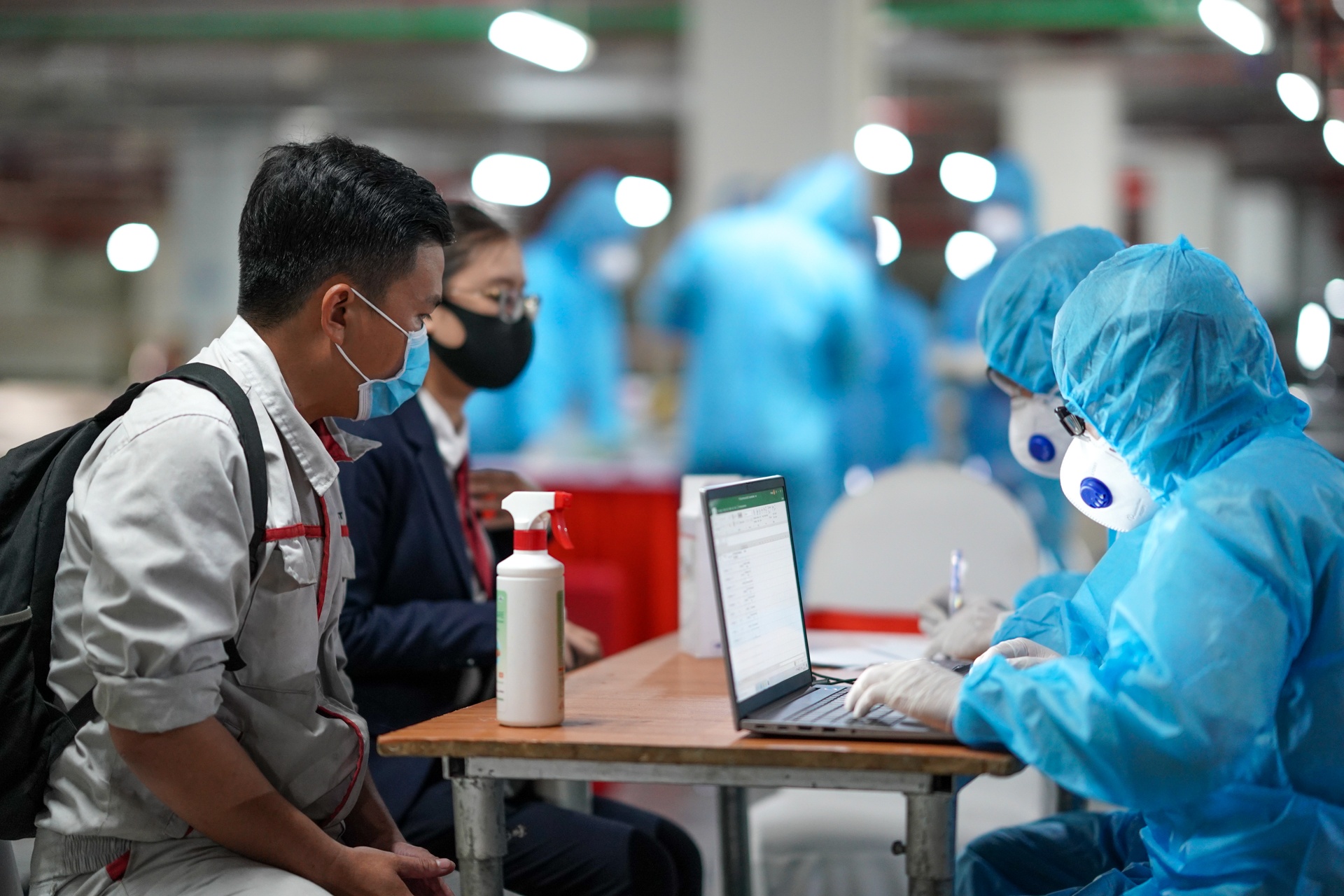 Lay mau xet nghiem Covid-19 tai TTTM anh 3