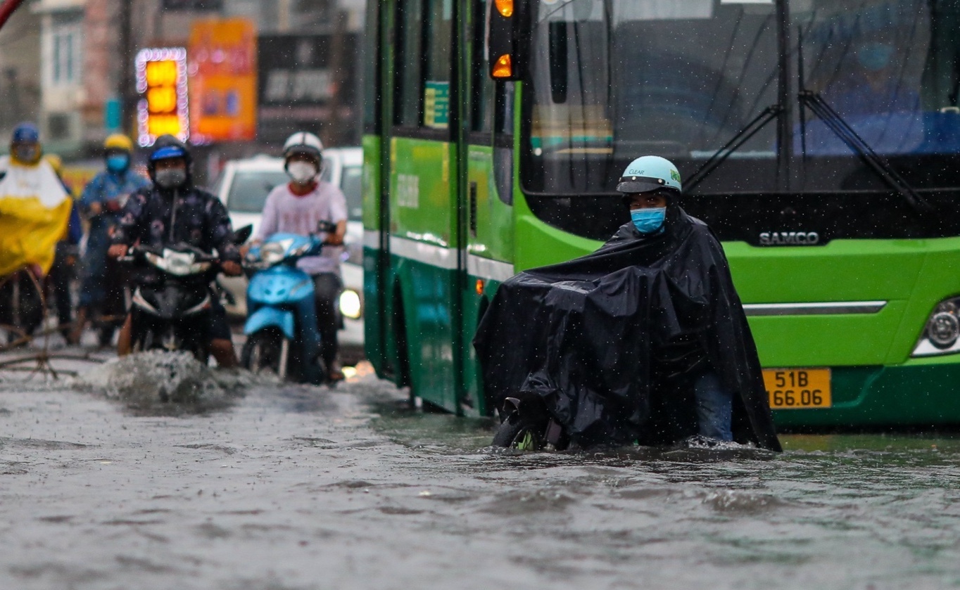 Mua keo dai nhieu gio, nhieu tuyen duong o TP.HCM bi chia cat hinh anh