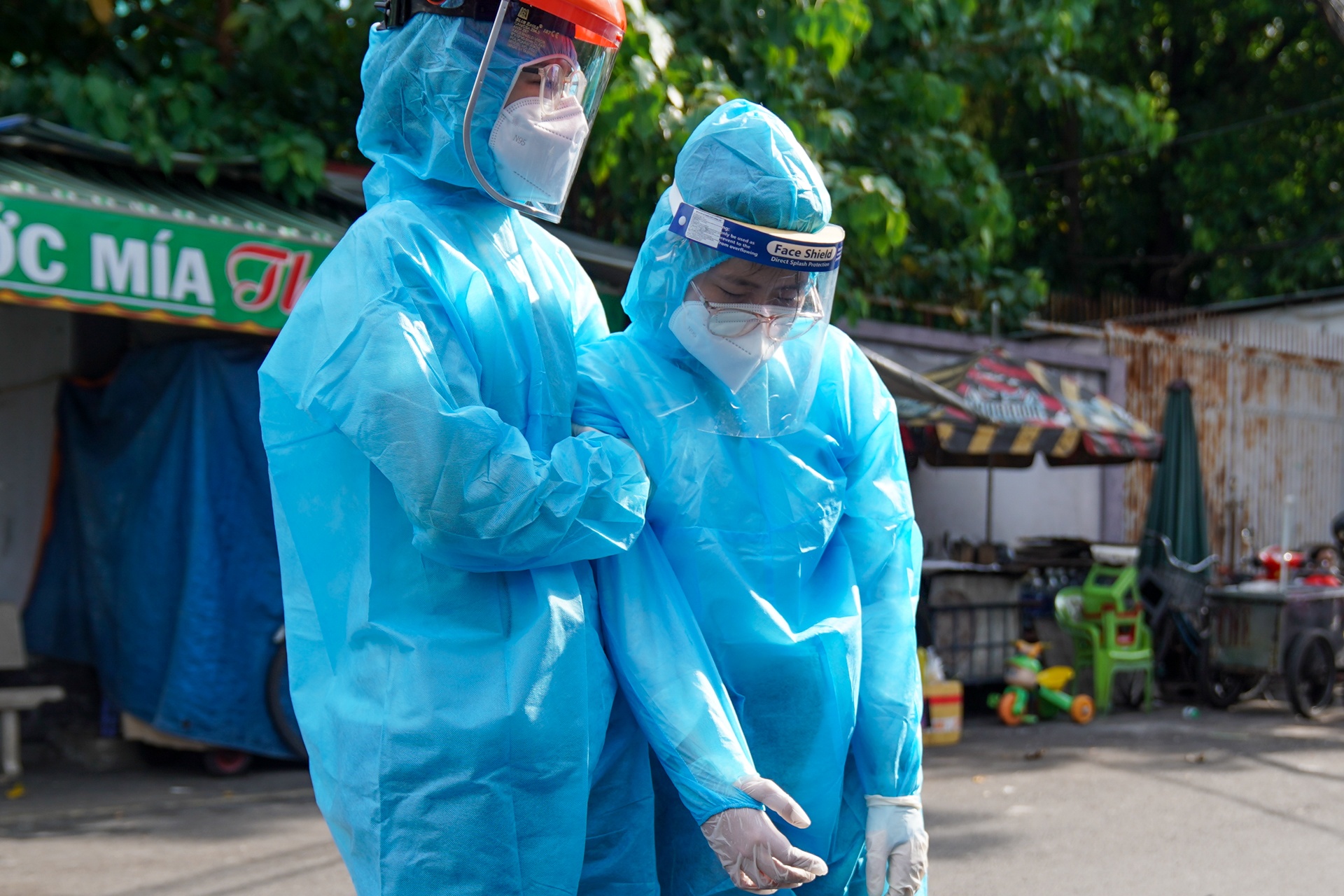 Nu nhan vien y te o TP.HCM kiet suc khi lay mau xet nghiem hinh anh