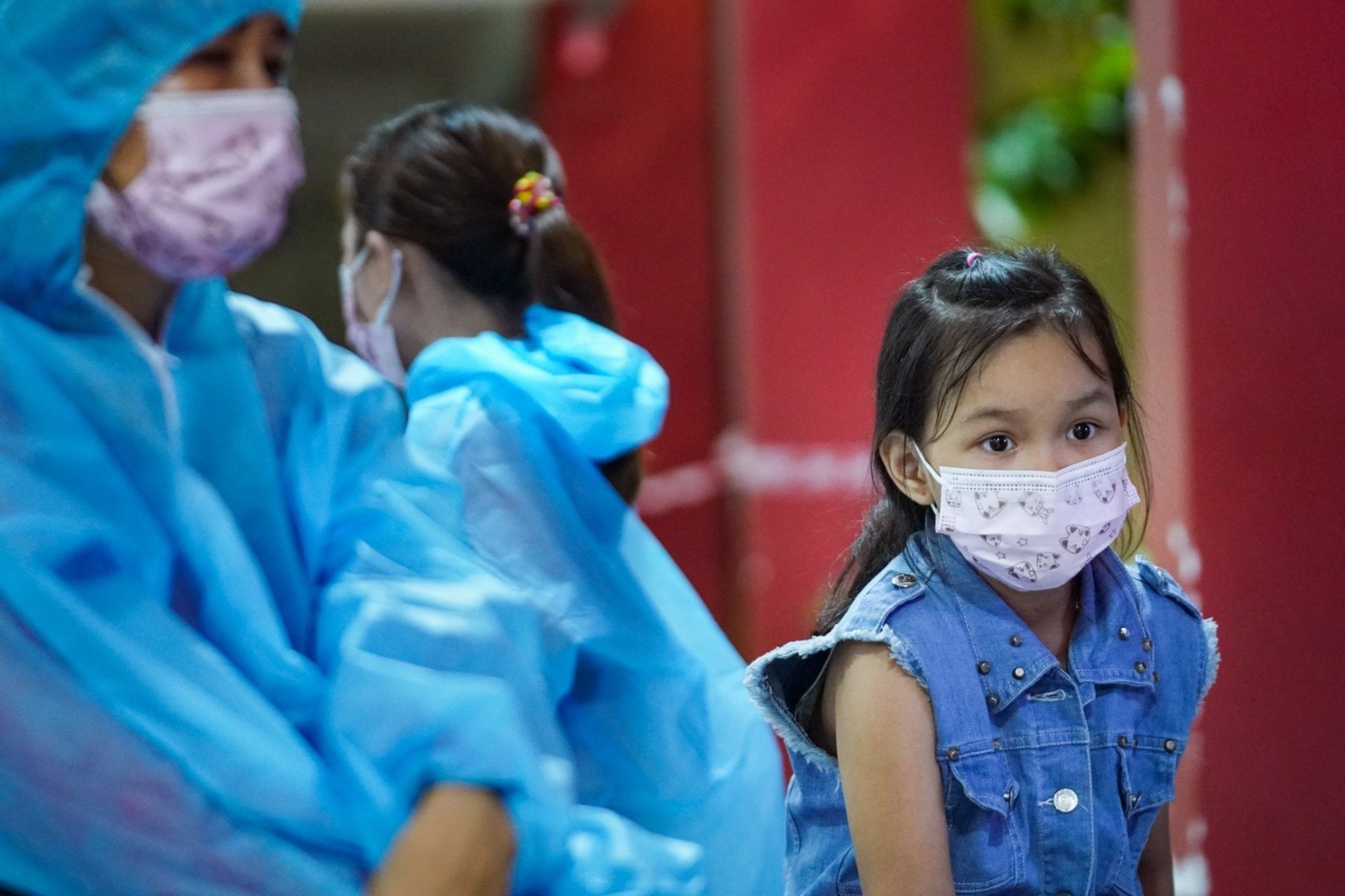 Nu cong nhan PouYuen dan con gai 7 tuoi di cach ly tap trung 21 ngay hinh anh