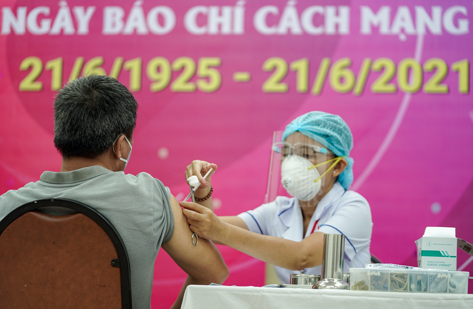 Tiêm vaccine Covid-19 TP.HCM ảnh 4 Tiem vaccine Covid-19 TP.HCM anh 4