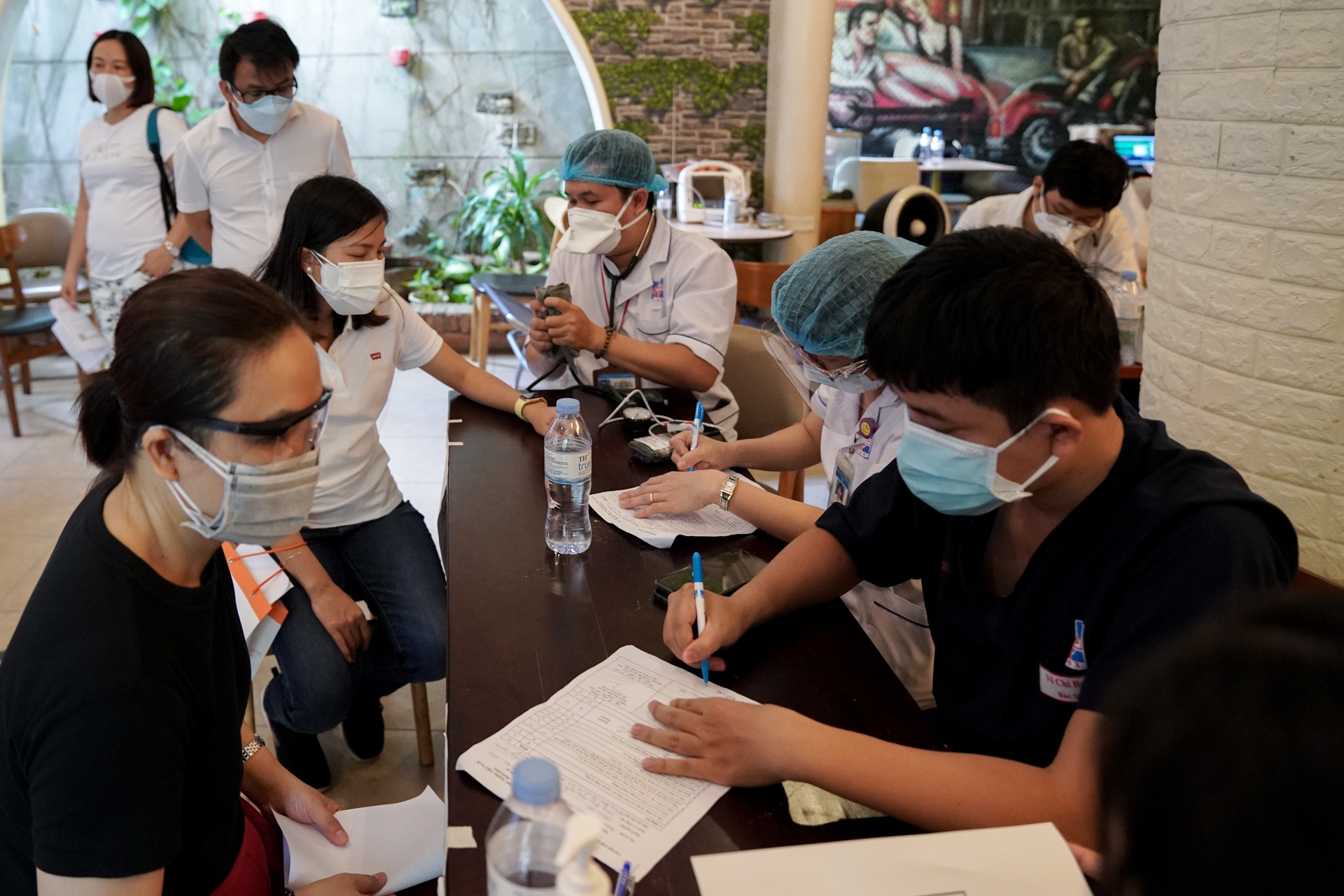 Tiêm vaccine Covid-19 TP.HCM ảnh 9 Tiem vaccine Covid-19 TP.HCM anh 9