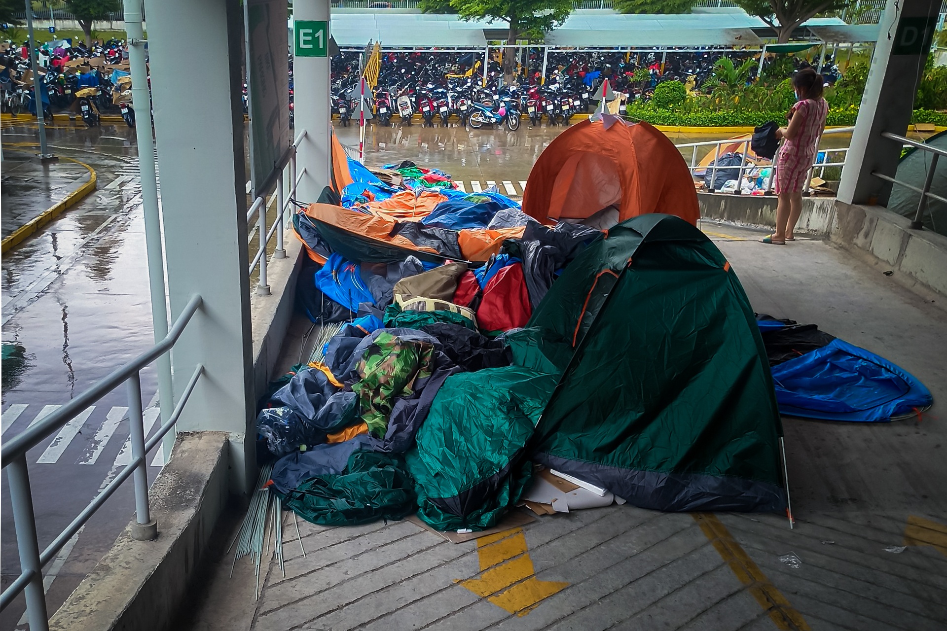 Dung leu cho cong nhan cach ly anh 6