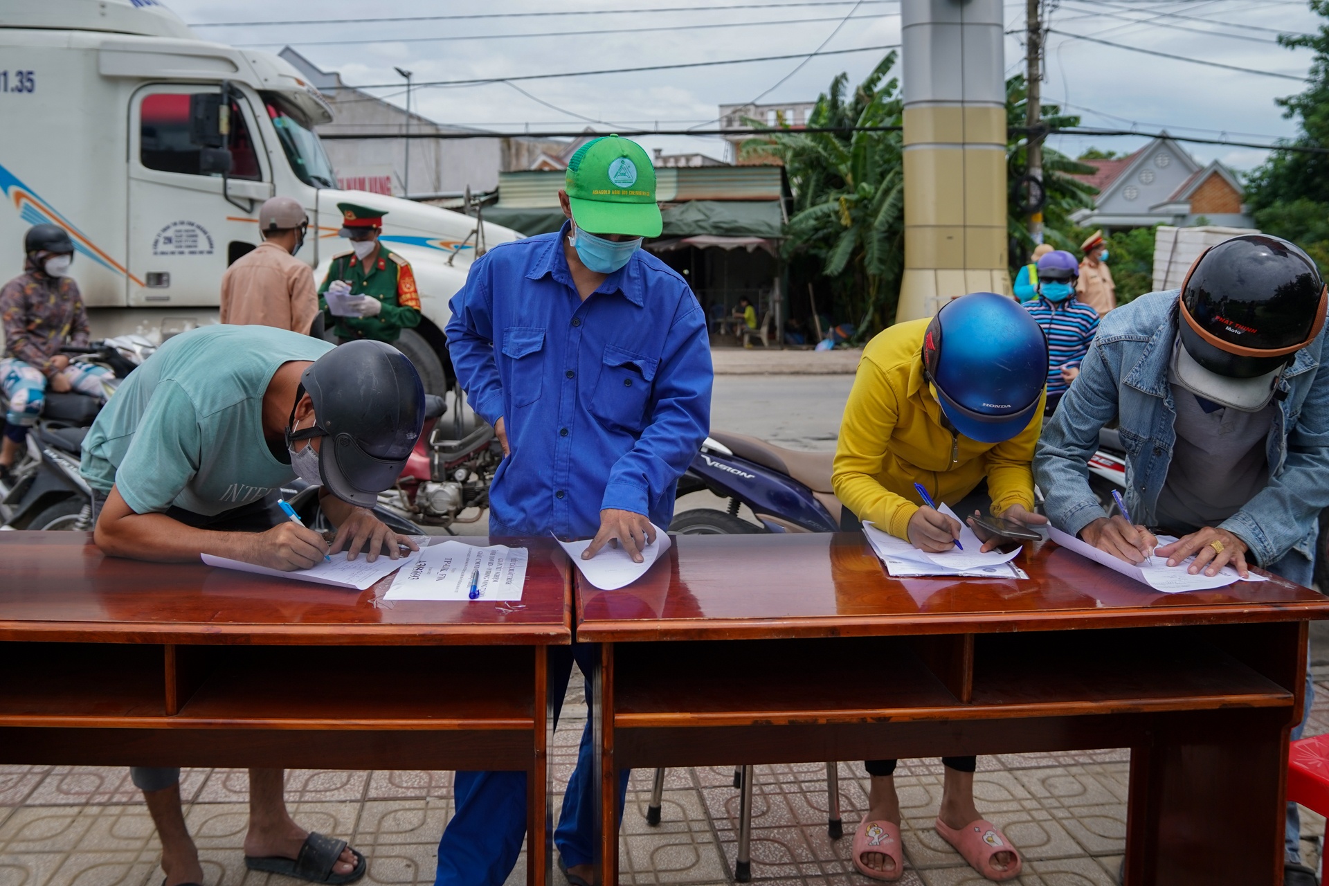 Chot kiem soat cua ngo TP.HCM anh 6