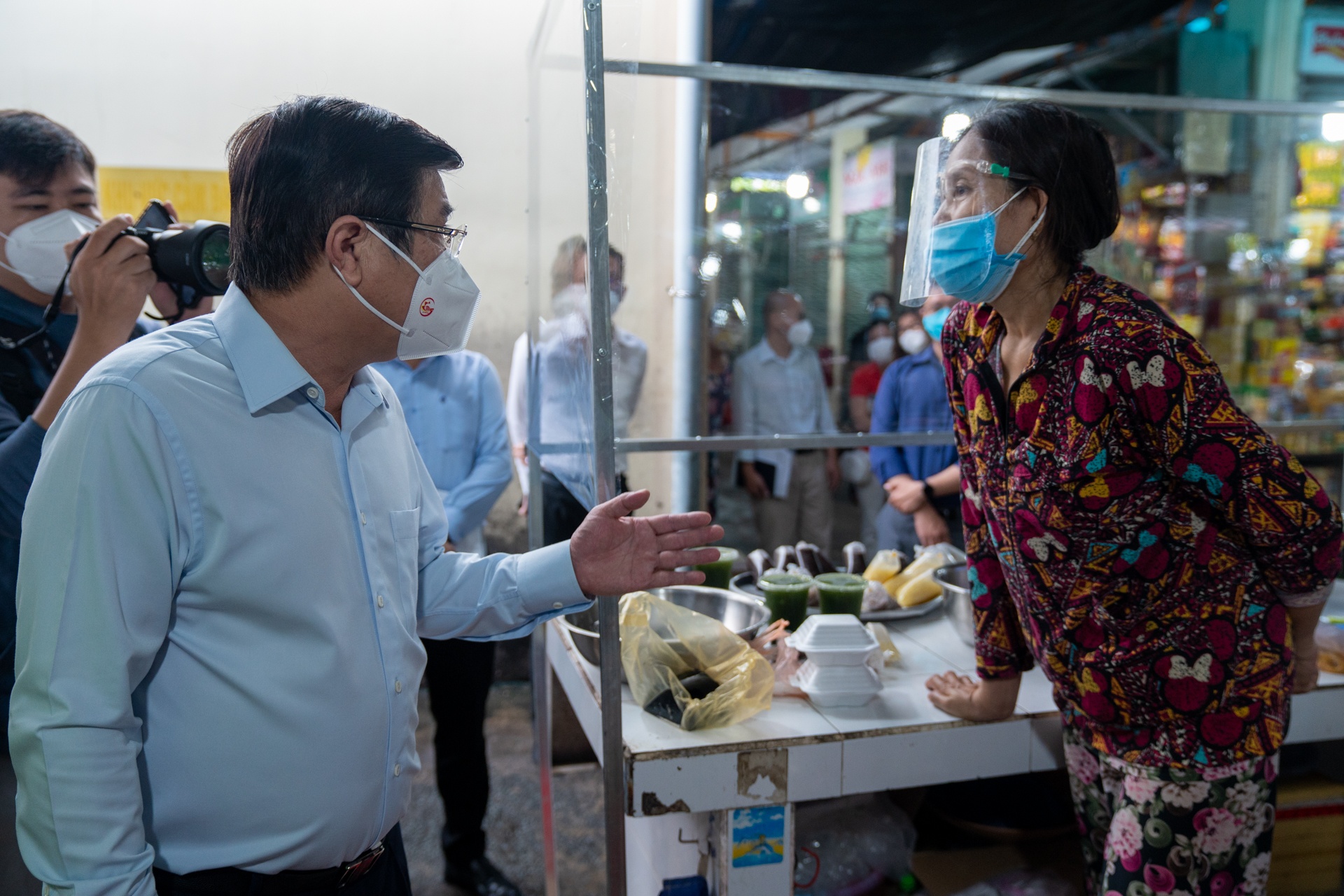 Cho mo cua tro lai anh 6