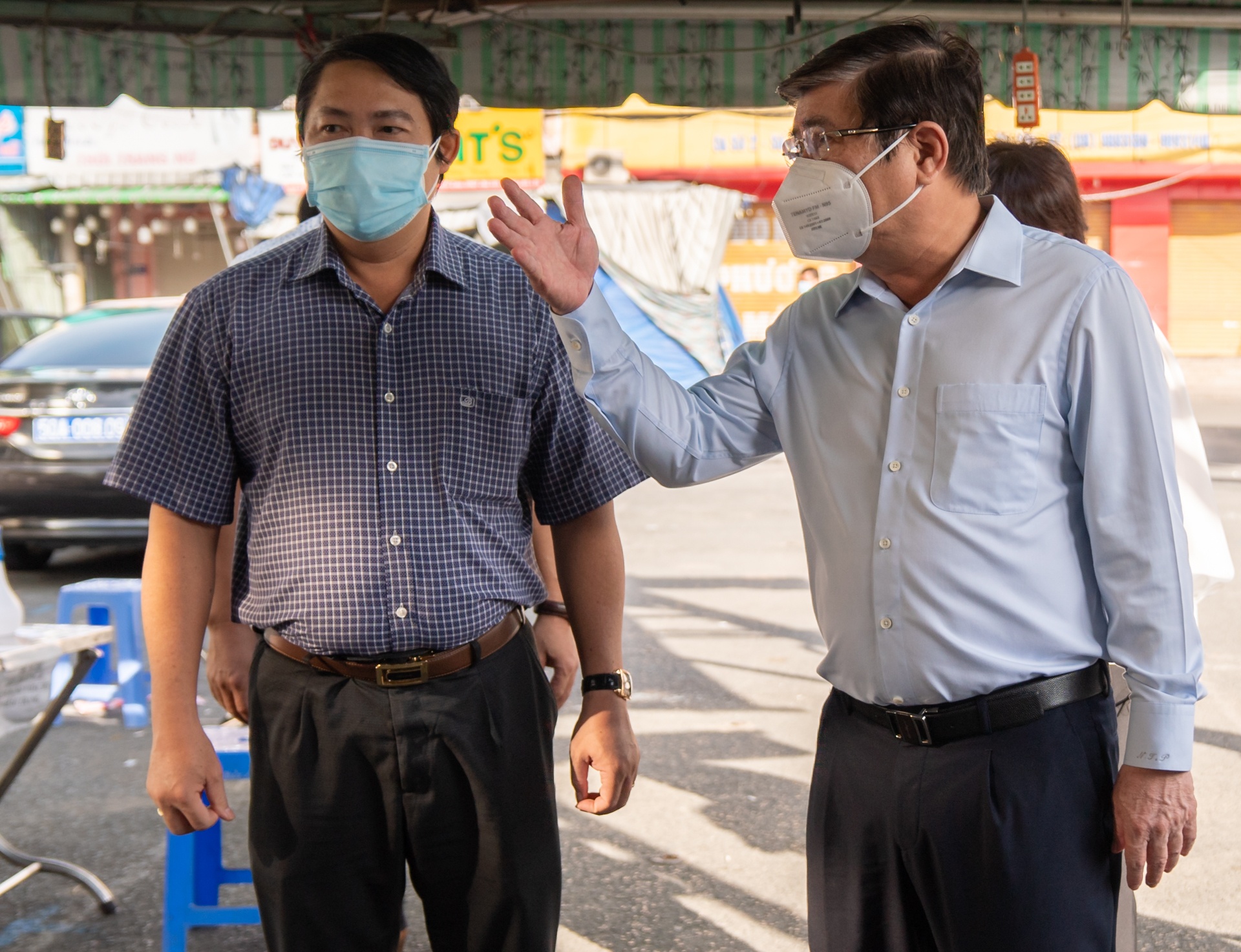 Cho mo cua tro lai anh 8