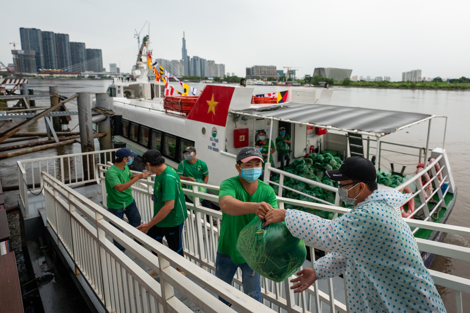 Tau cao toc van chuyen gan 20 tan rau, cu cap ben Bach Dang hinh anh