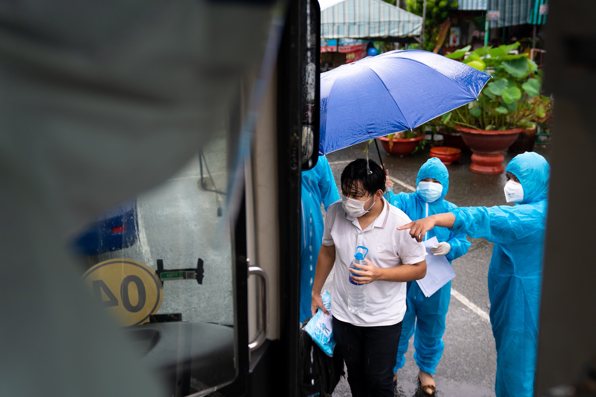 Dua nguoi dan ve que mien phi anh 2