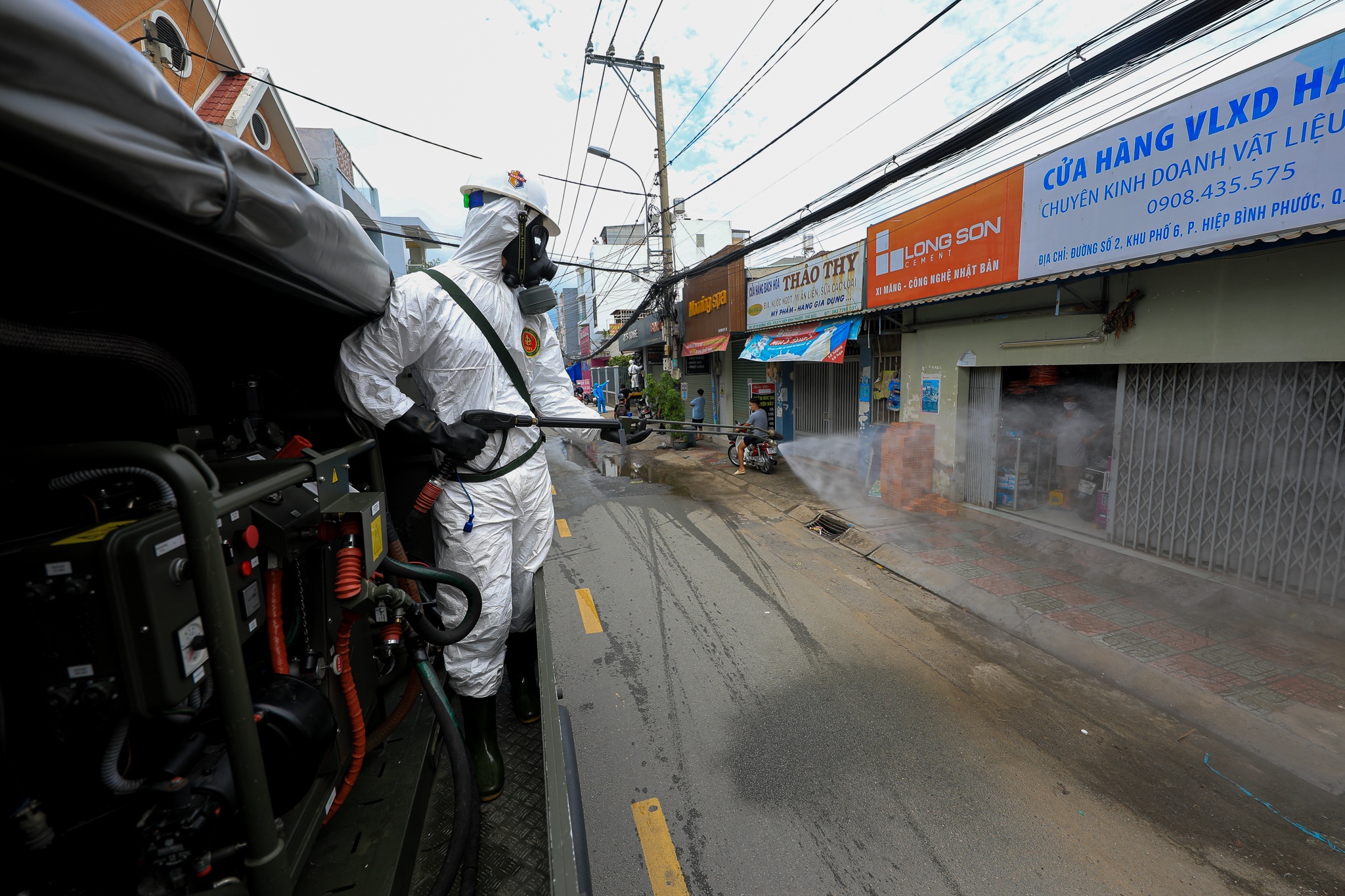 Quan doi bat dau 7 ngay phun khu khuan toan TP.HCM hinh anh