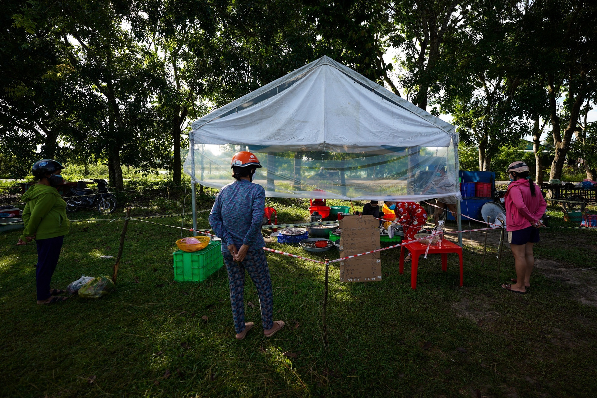 Lap cho da chien tren san bong tai TP.HCM hinh anh