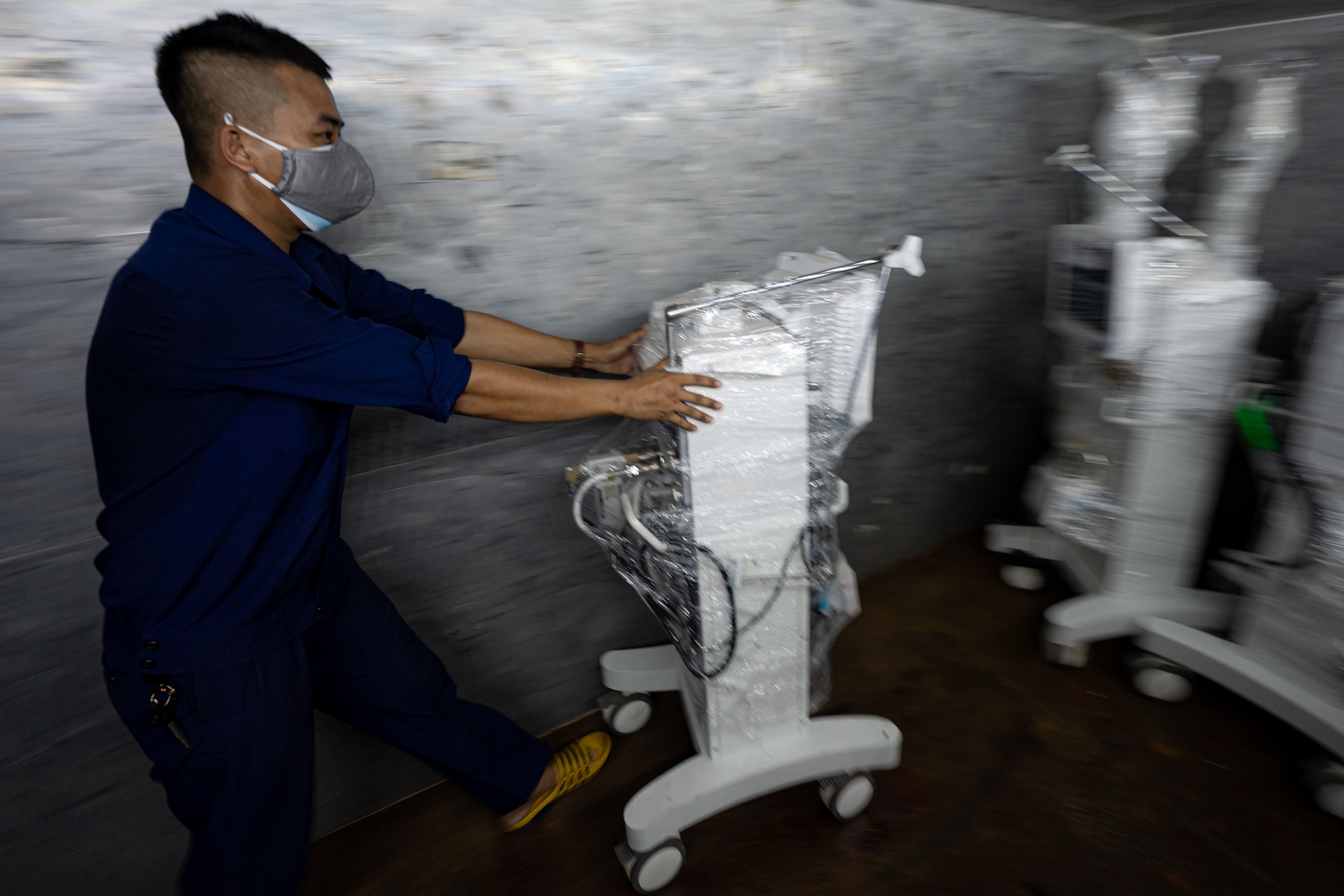 Hang tram thiet bi y te da duoc chuyen den TP.HCM hinh anh