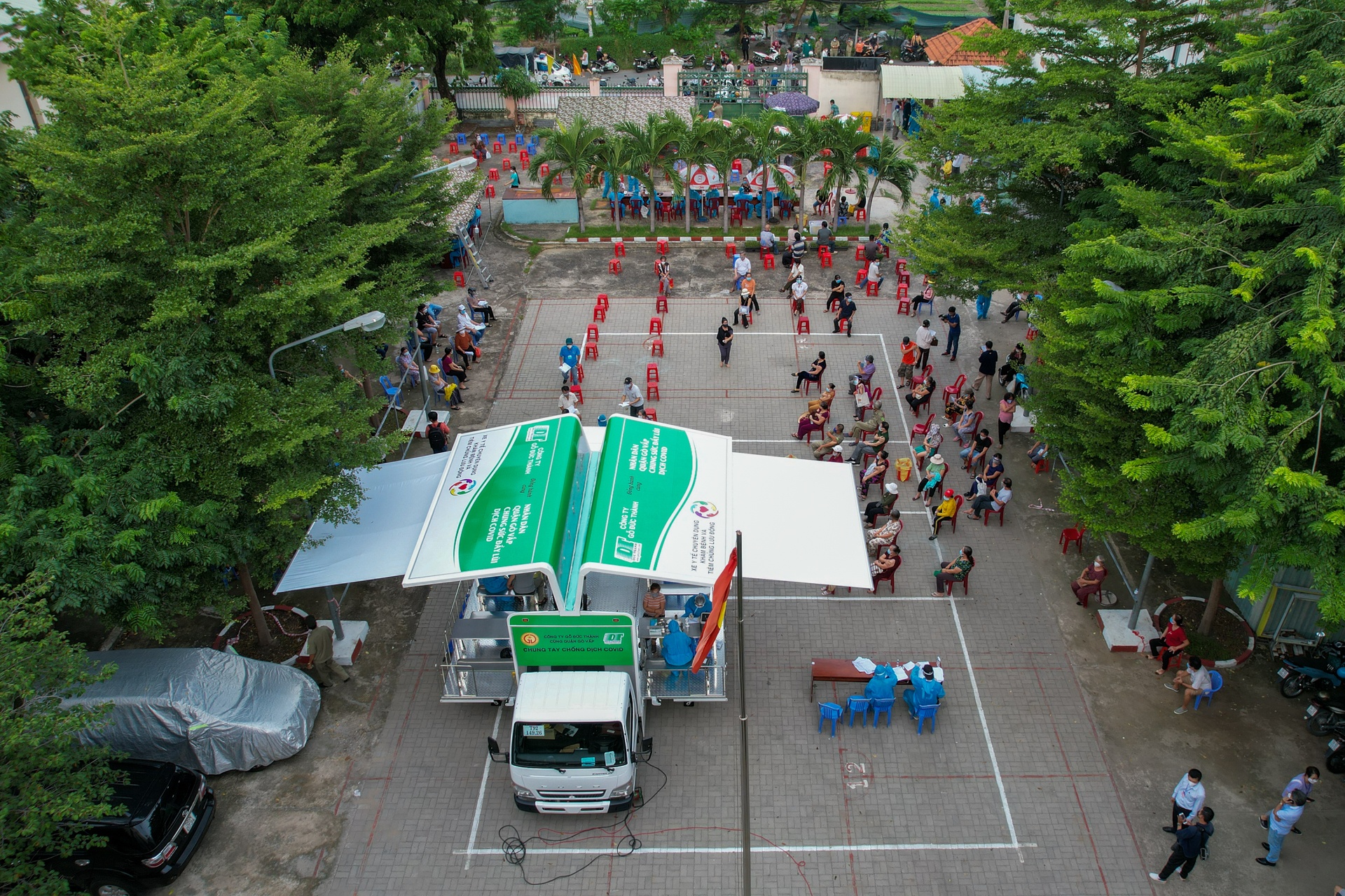 Xe tiem vaccine luu dong phuc vu nguoi cao tuoi o TP.HCM hinh anh