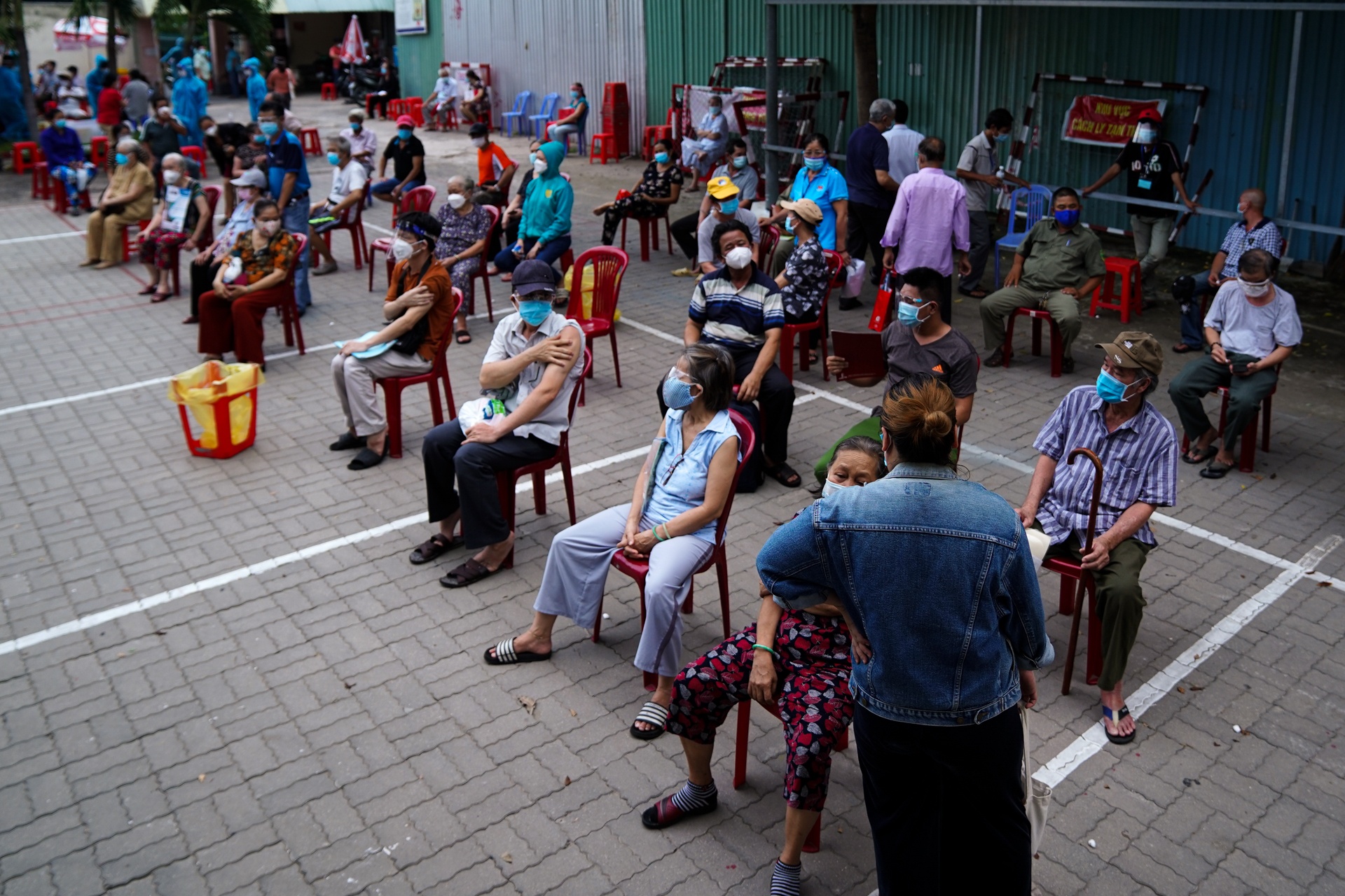 Xe luu dong tiem vaccine Covid-19 anh 10