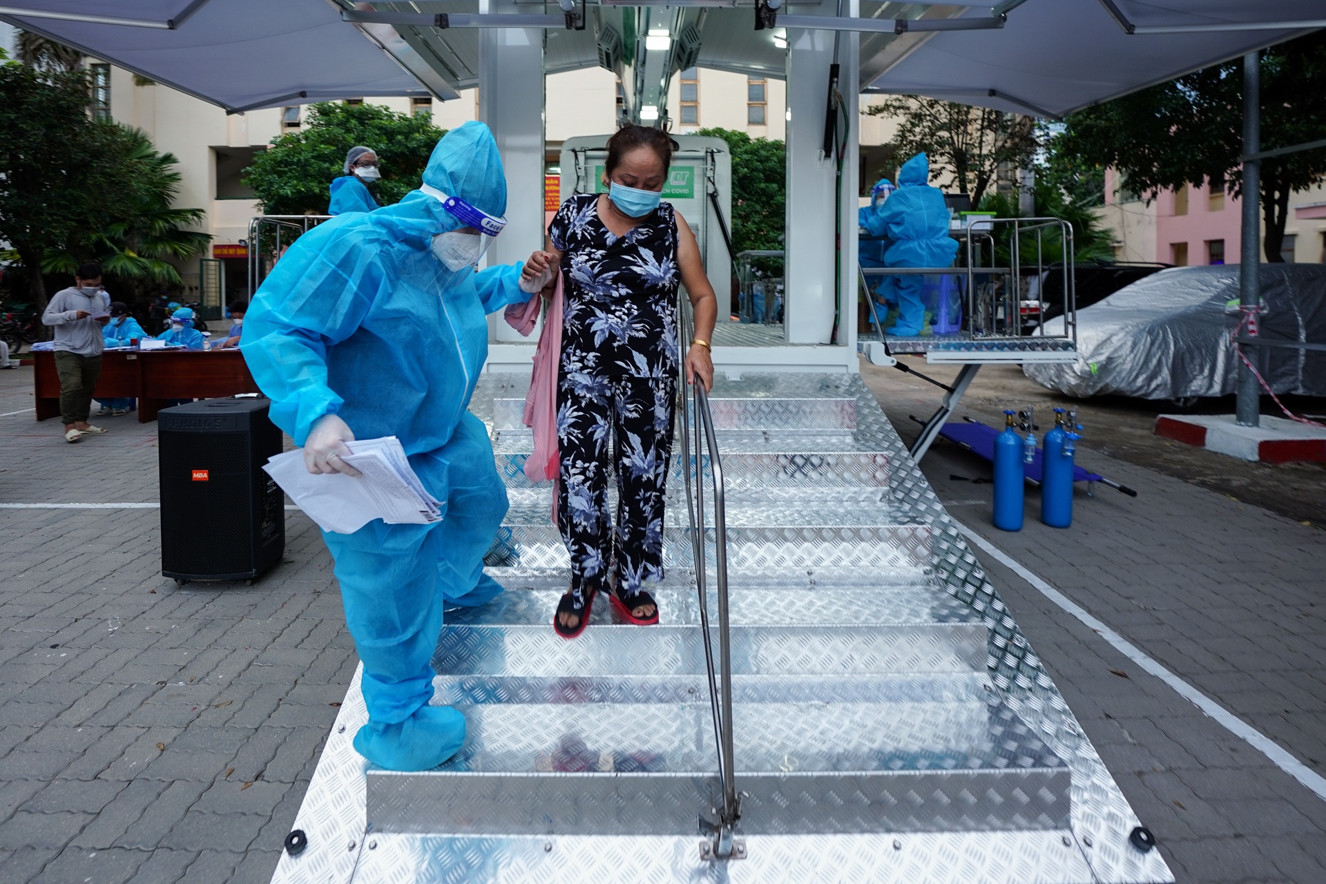 Xe luu dong tiem vaccine Covid-19 anh 5