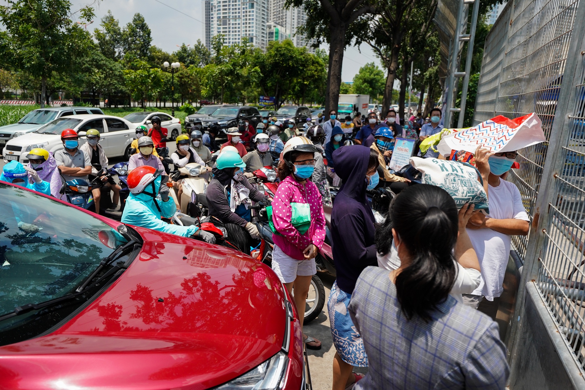 Nhieu nguoi tranh thu di sieu thi mua hang hoa o TP.HCM hinh anh