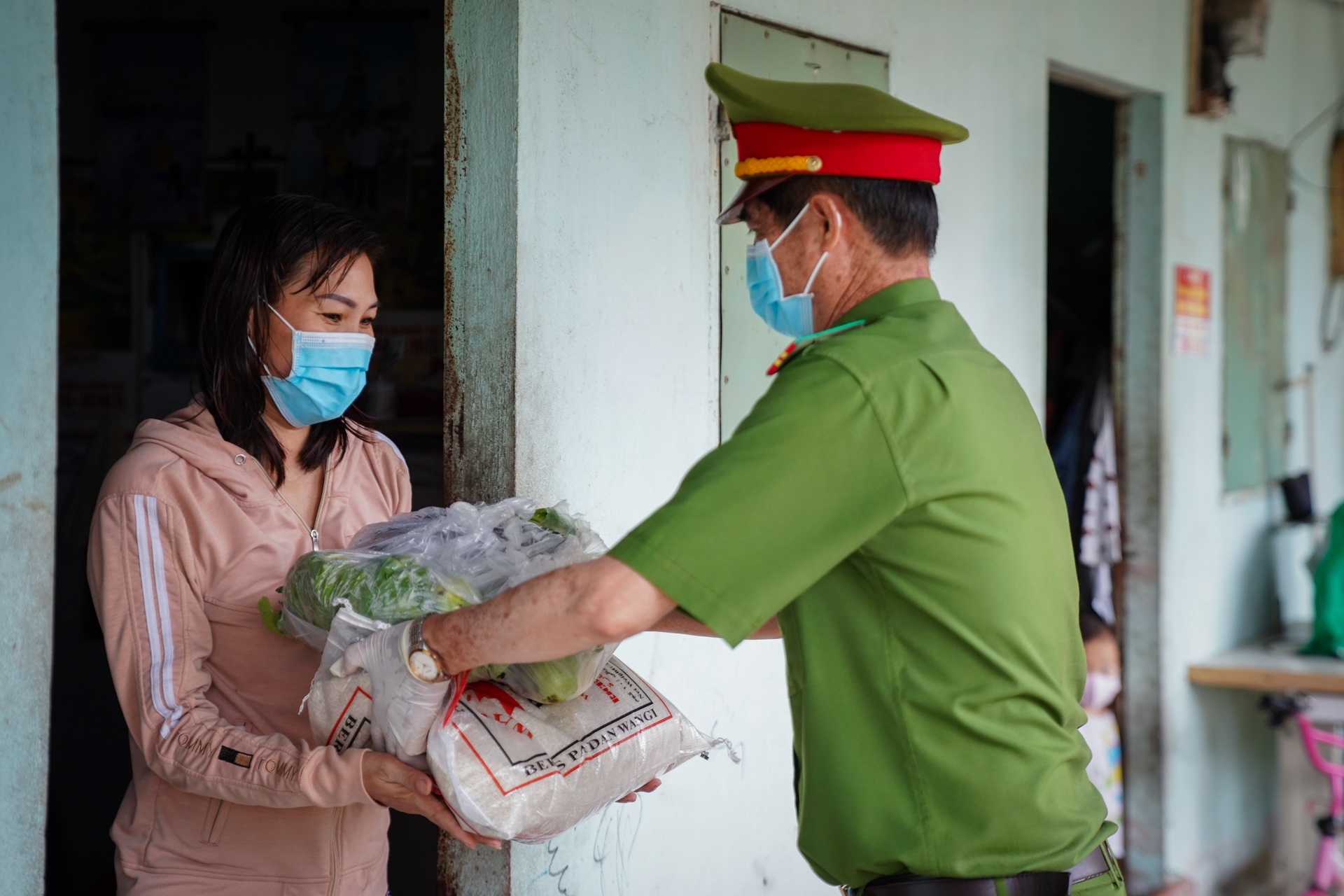 Cong an TP.HCM trao qua cho nguoi dan anh 7