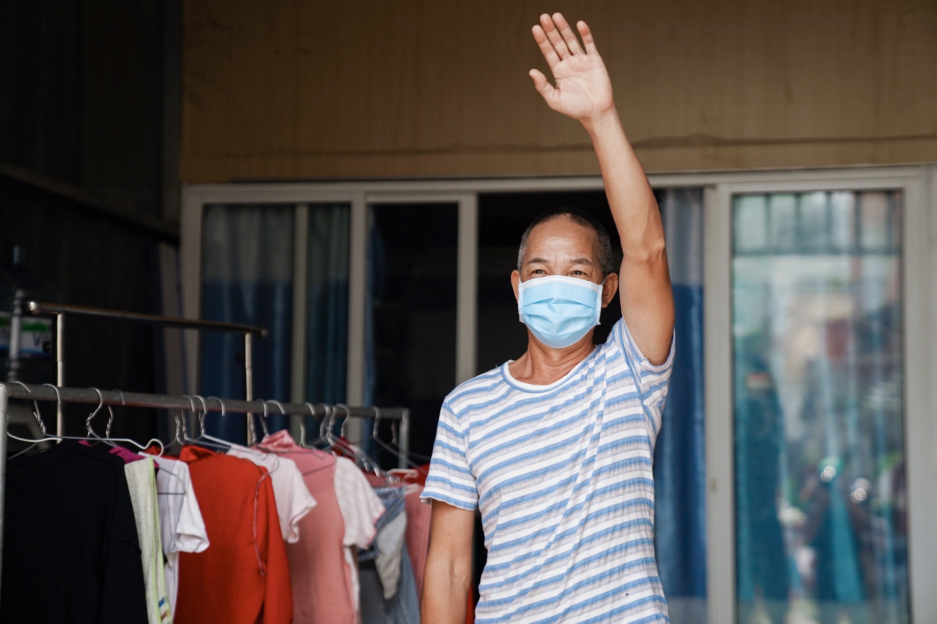 Cong an TP.HCM trao qua cho nguoi dan anh 10