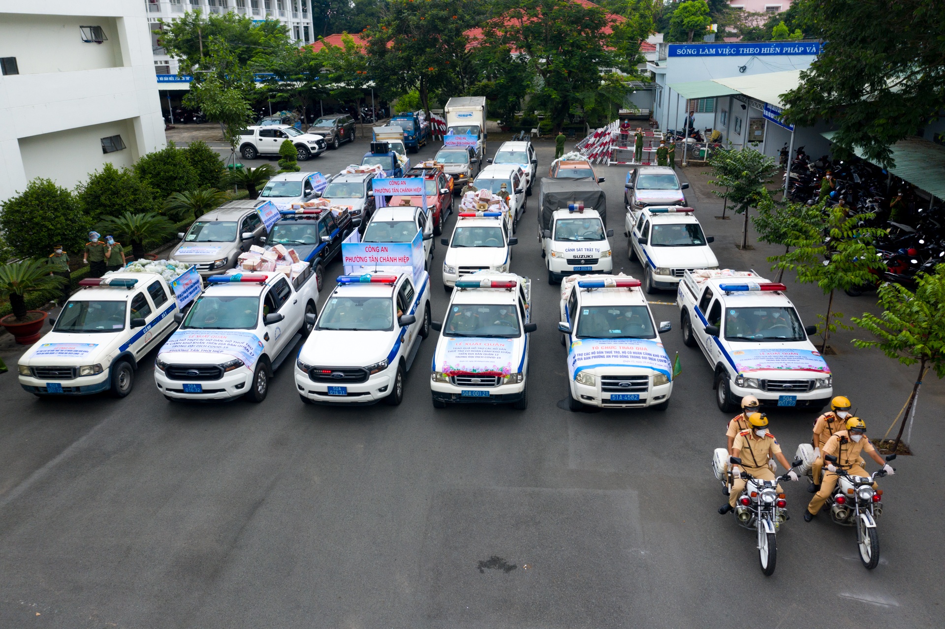 Cong an TP.HCM trao qua cho nguoi dan anh 1