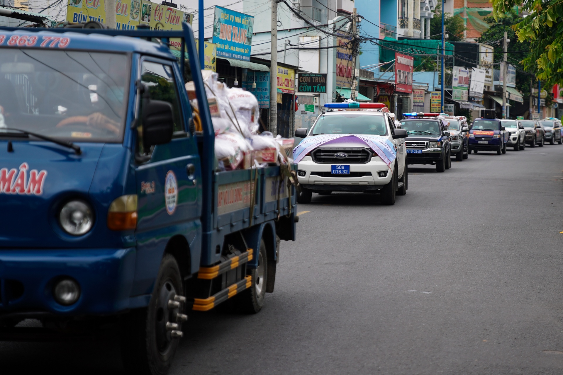 Cong an TP.HCM trao qua cho nguoi dan anh 3