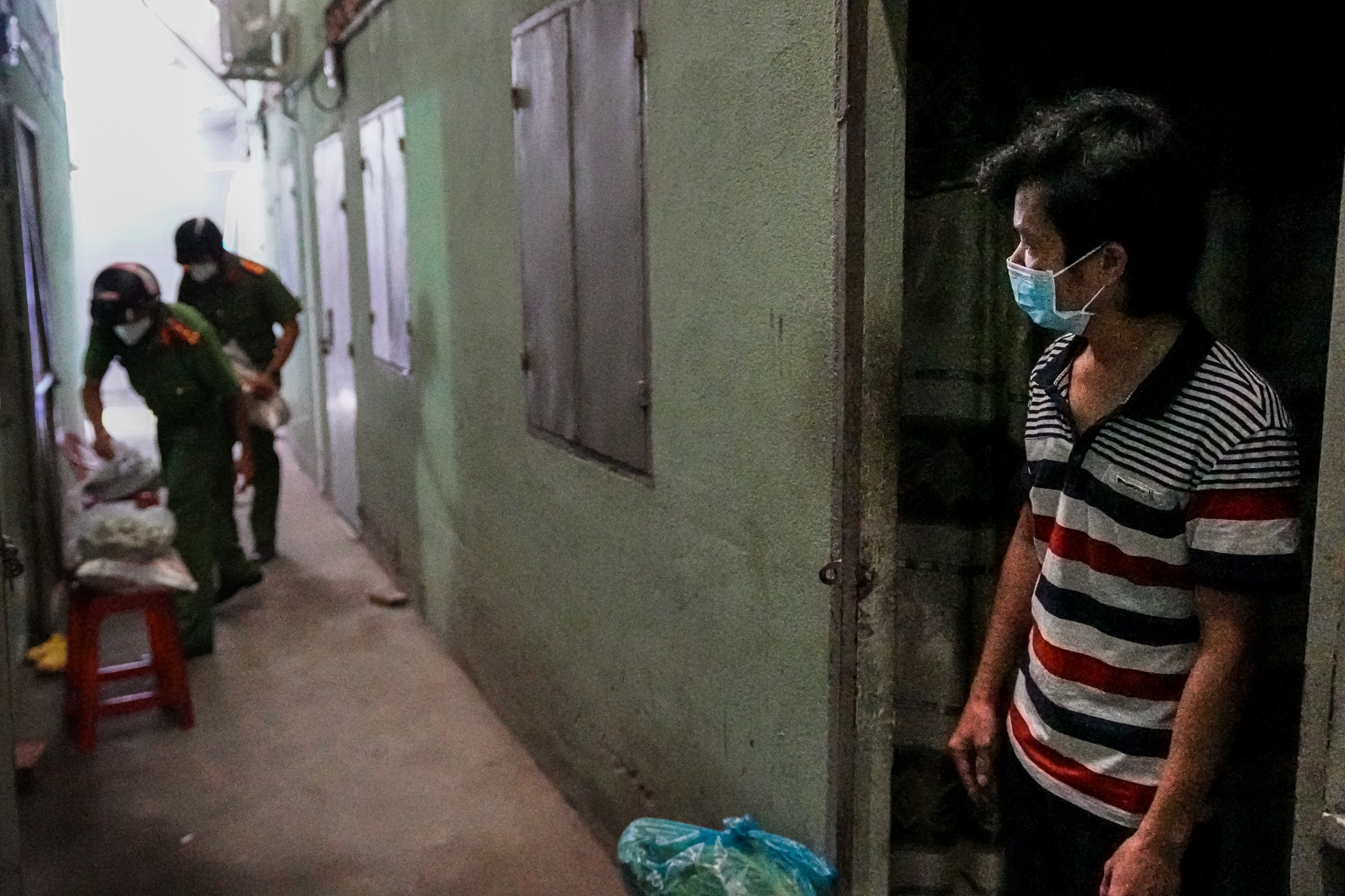 Cong an TP.HCM trao qua cho nguoi dan anh 9