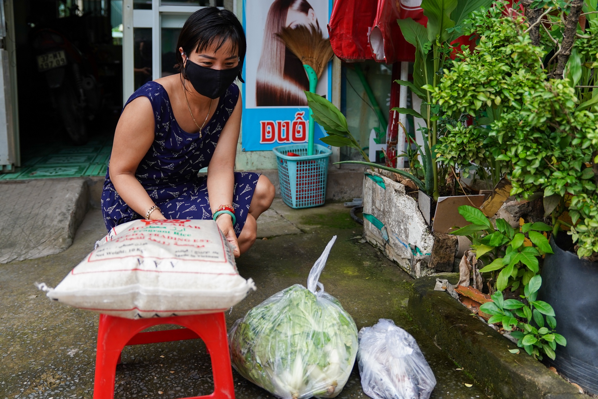 Cong an TP.HCM trao qua cho nguoi dan anh 8
