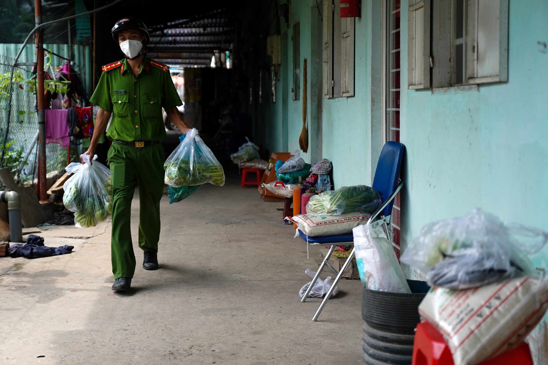 Cong an TP.HCM trao qua cho nguoi dan anh 6