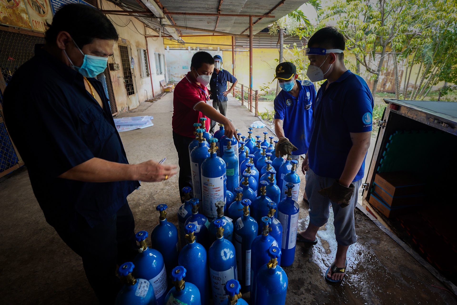 Tram bom oxy y te anh 7