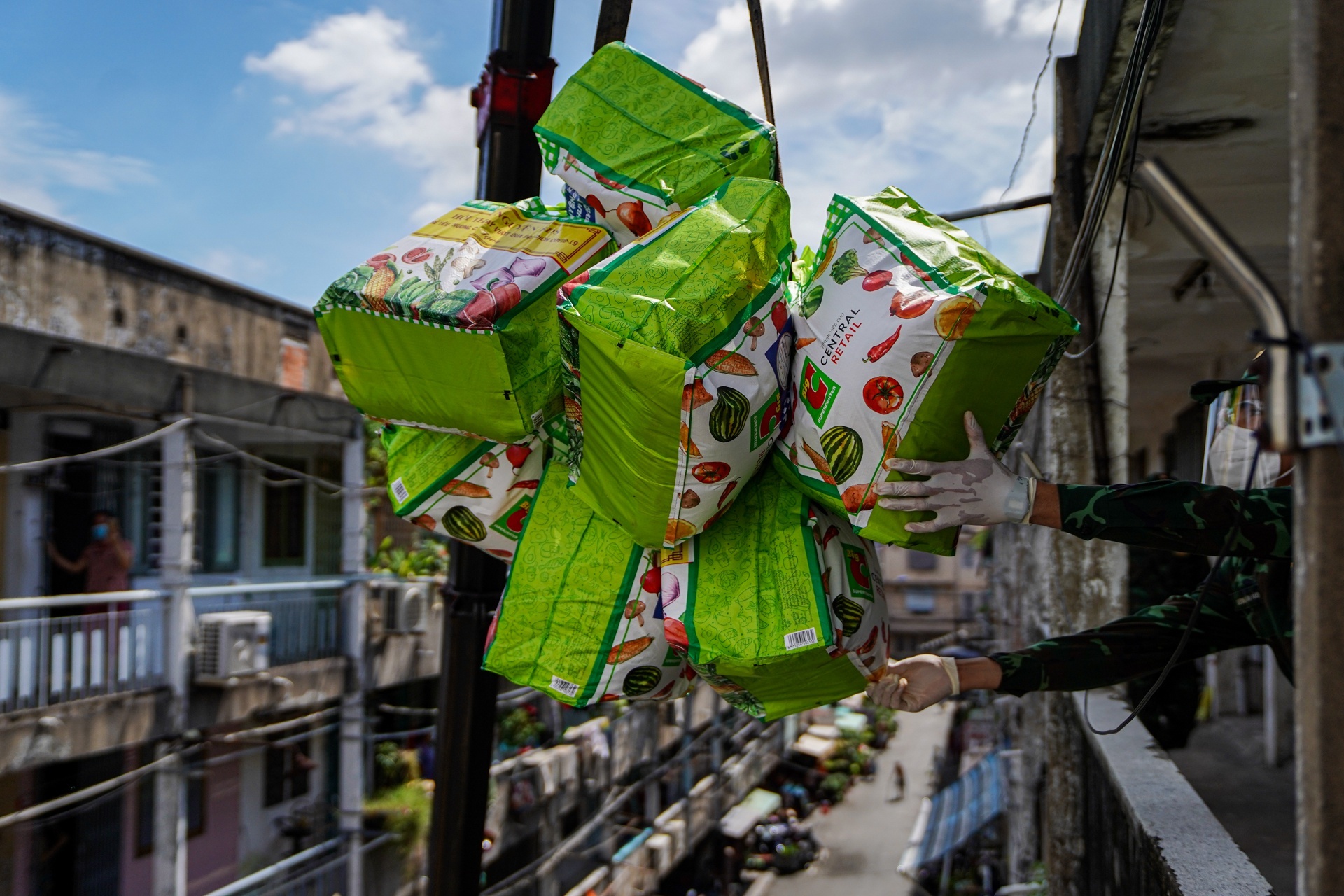 Xe cau ho tro chuyen qua den nguoi dan khu phong toa o TP.HCM hinh anh