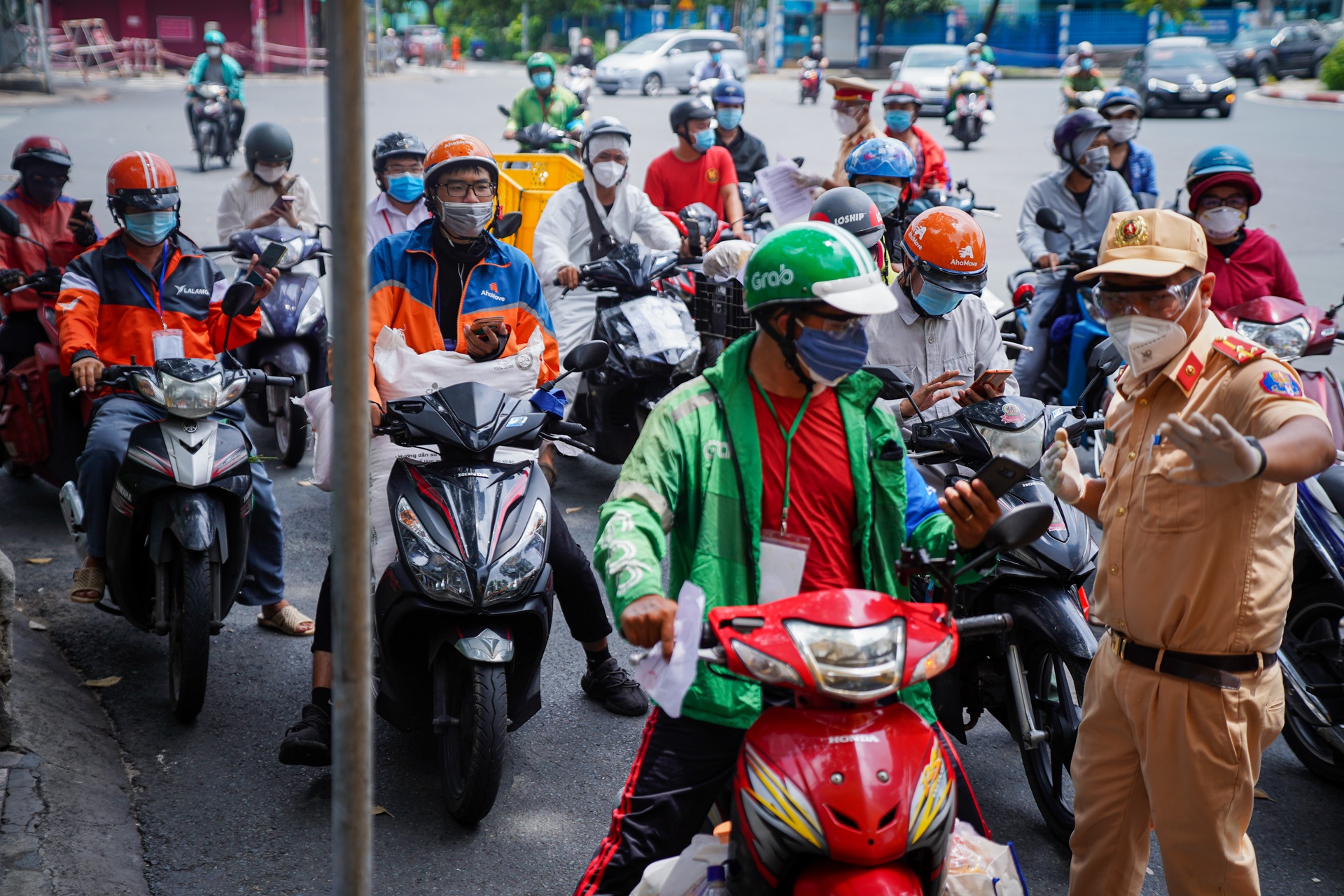 Shipper tai TP.HCM lien tuc giao hang lien quan trong ngay 16/9 hinh anh