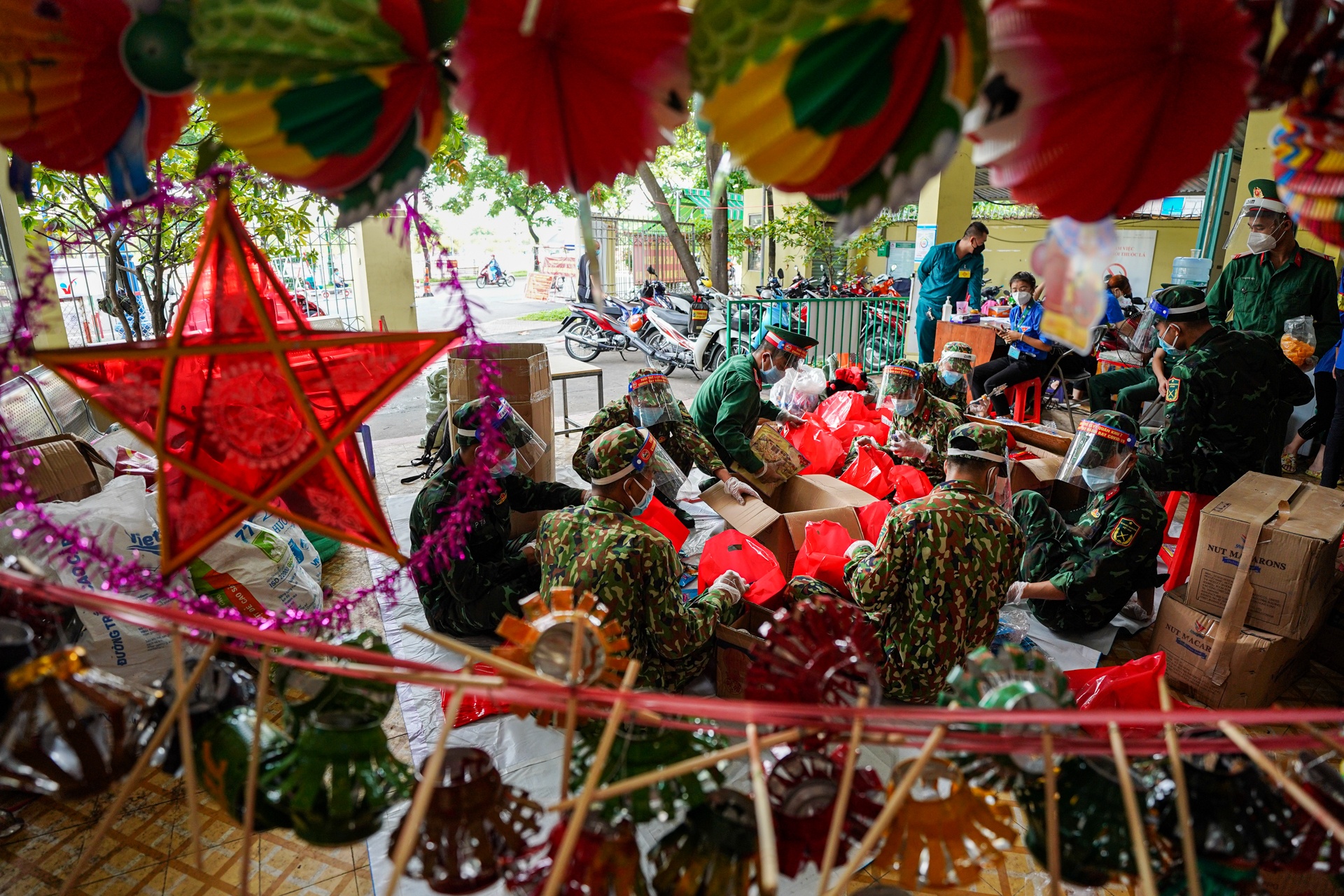 Bo doi lam long den ve chai anh 1