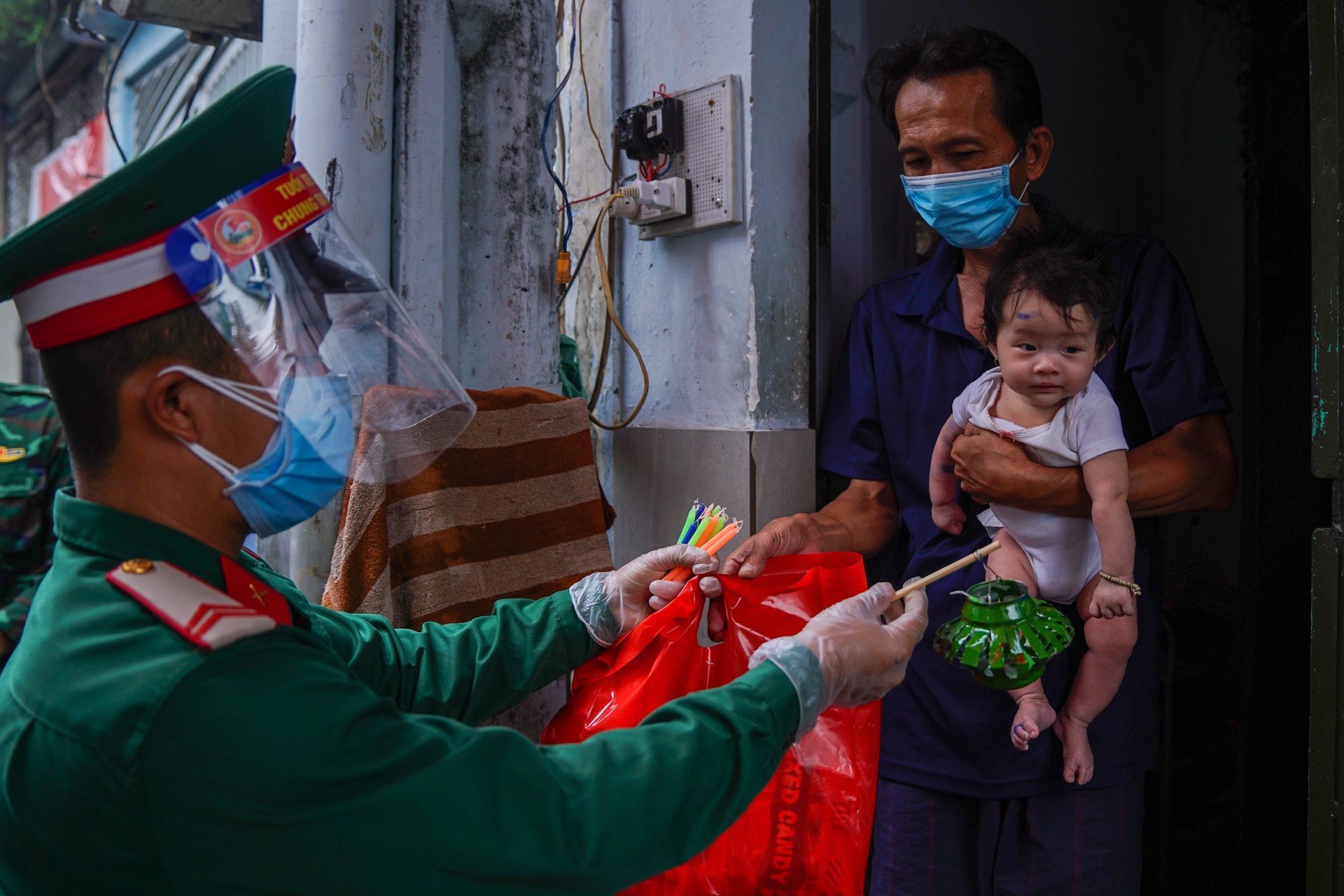 Bo doi lam long den ve chai anh 7