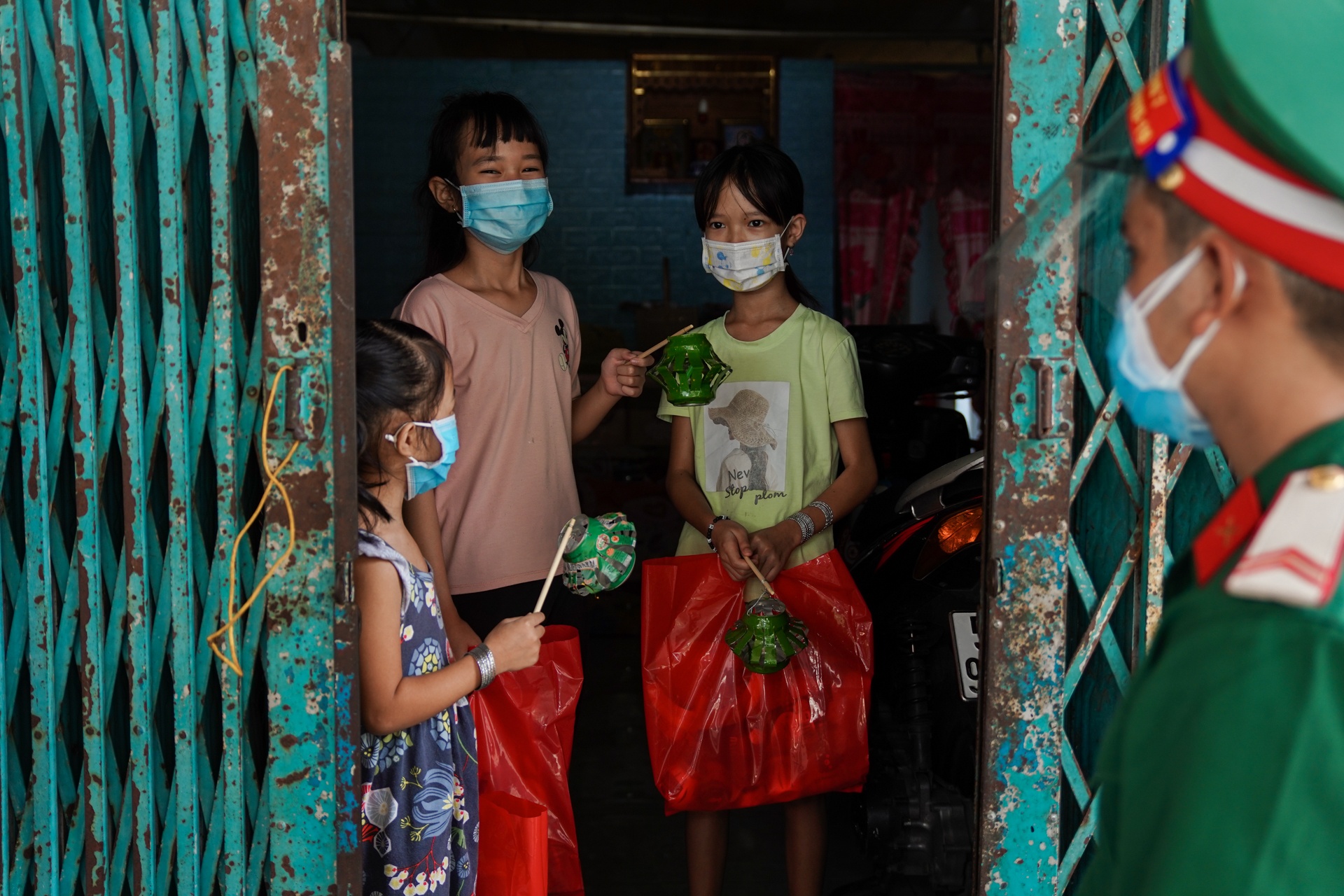 Bo doi lam long den ve chai anh 6