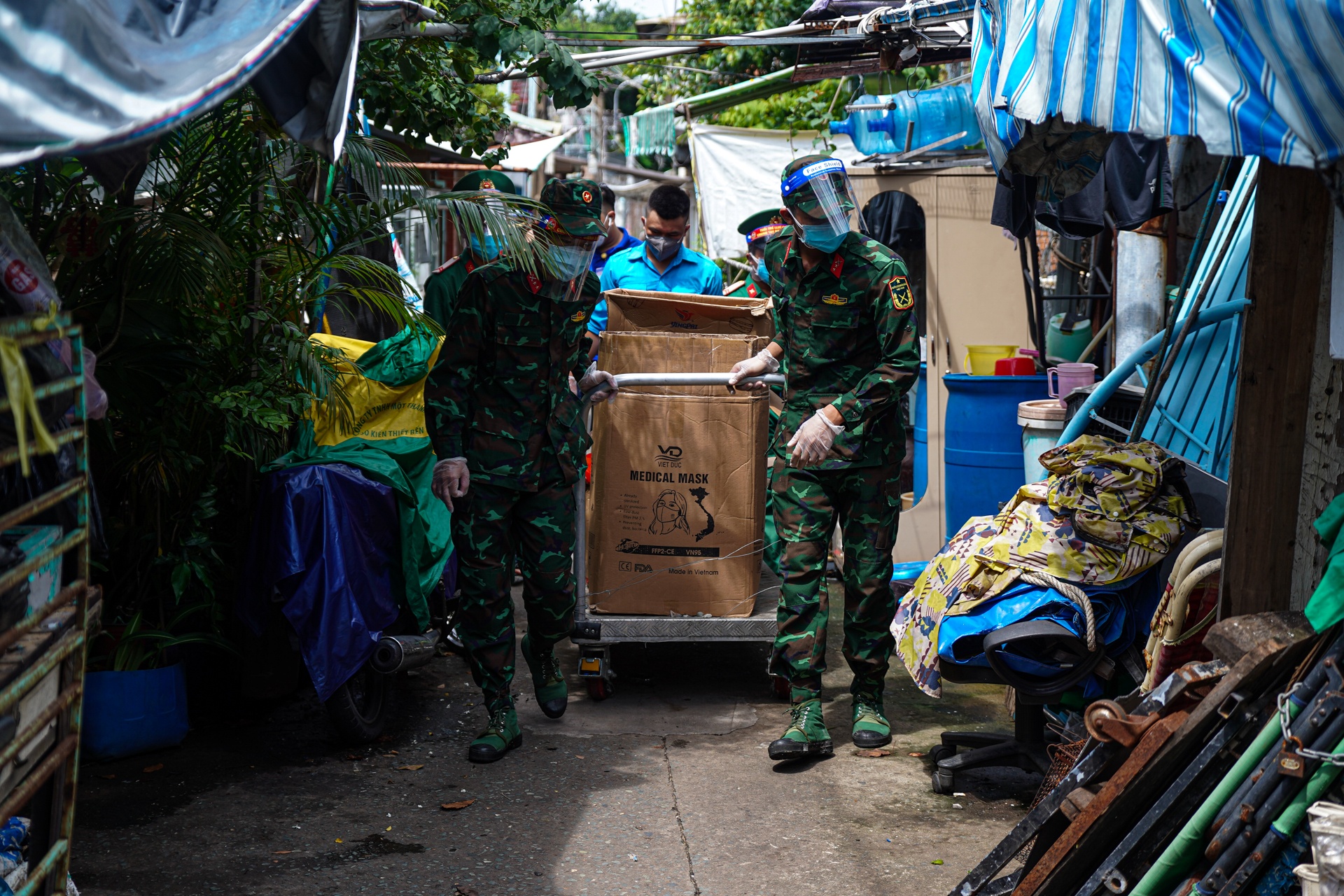 Bo doi lam long den ve chai anh 5