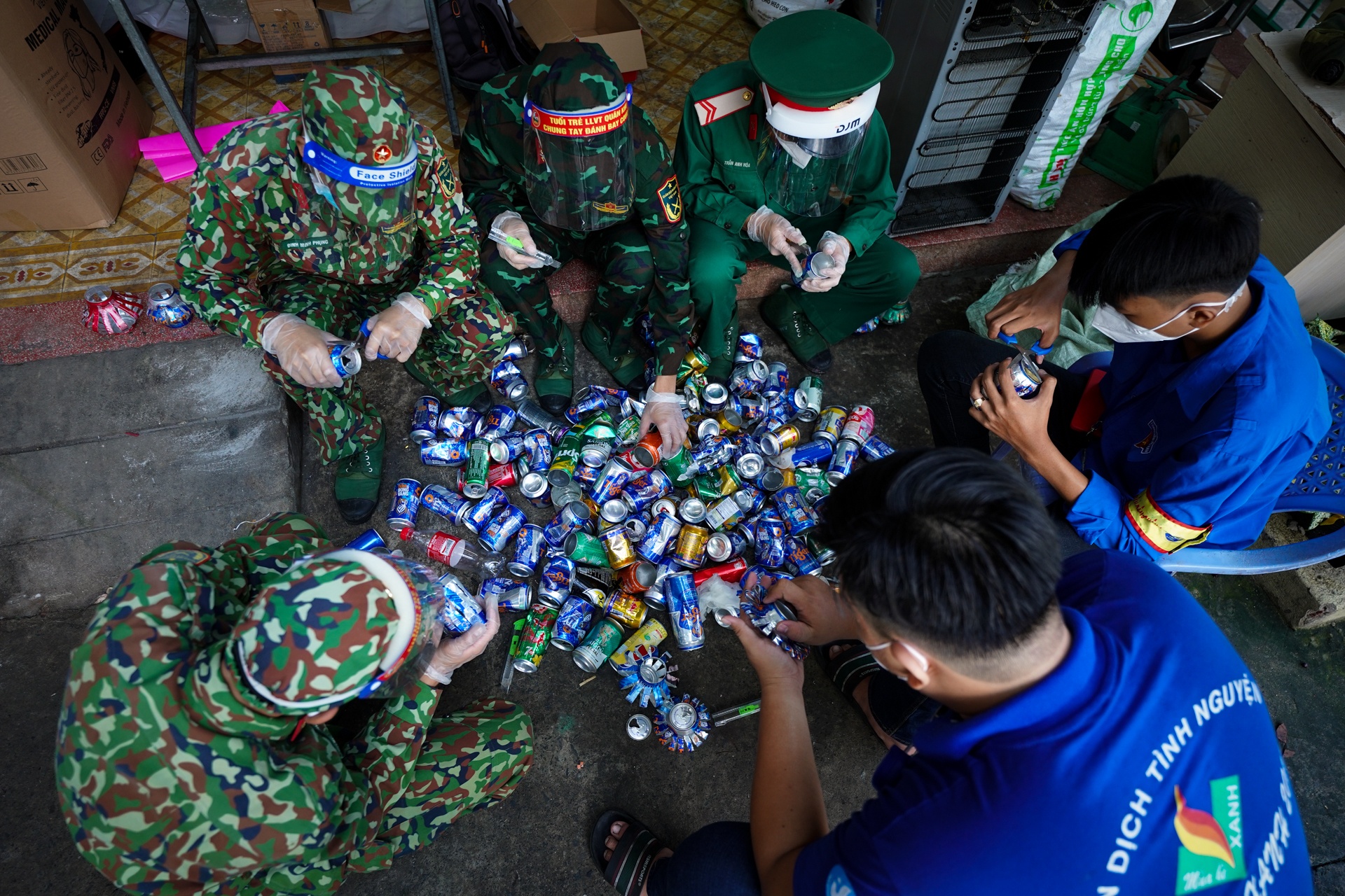 Bo doi lam long den ve chai anh 2