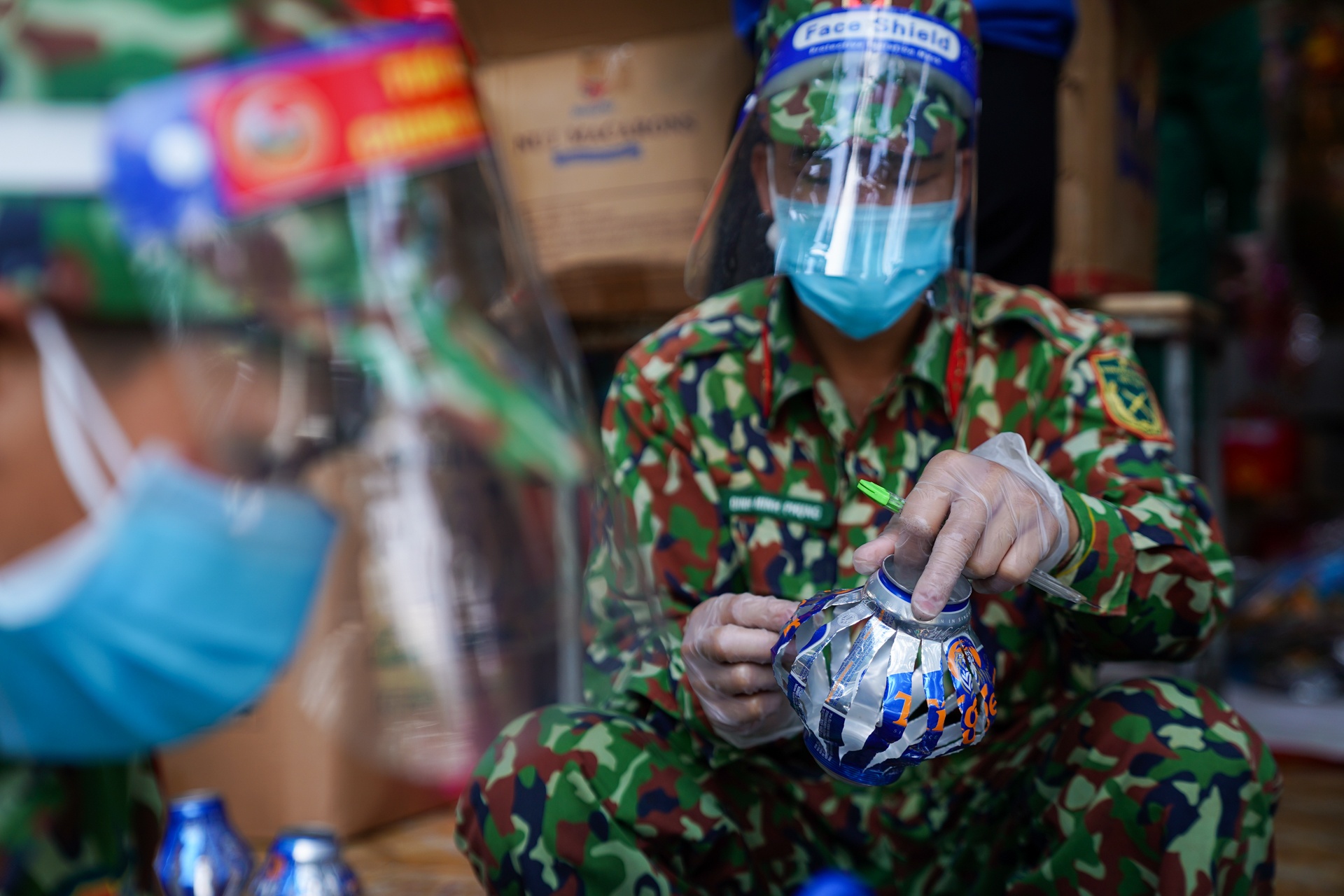 Bo doi lam long den ve chai anh 3