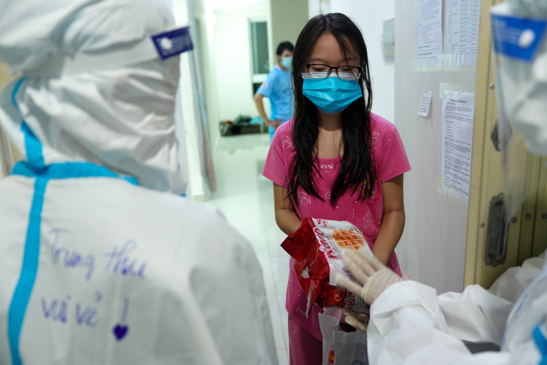 Trung thu dac biet tai Benh vien da chien so 12 hinh anh