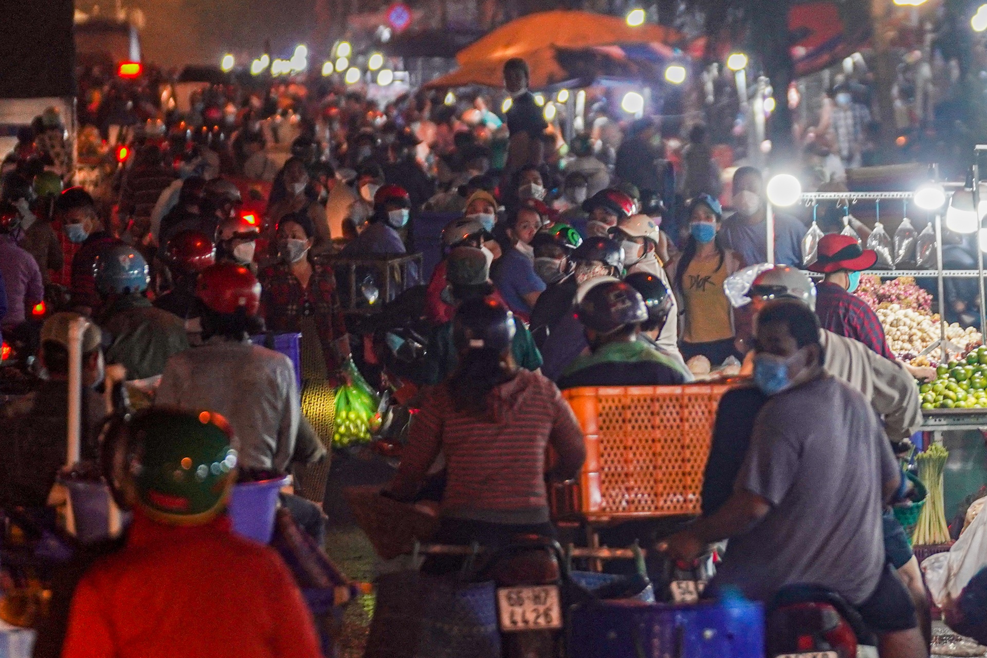 Un tac giua dem vi buon ban trai phep ngoai cong cho Binh Dien hinh anh