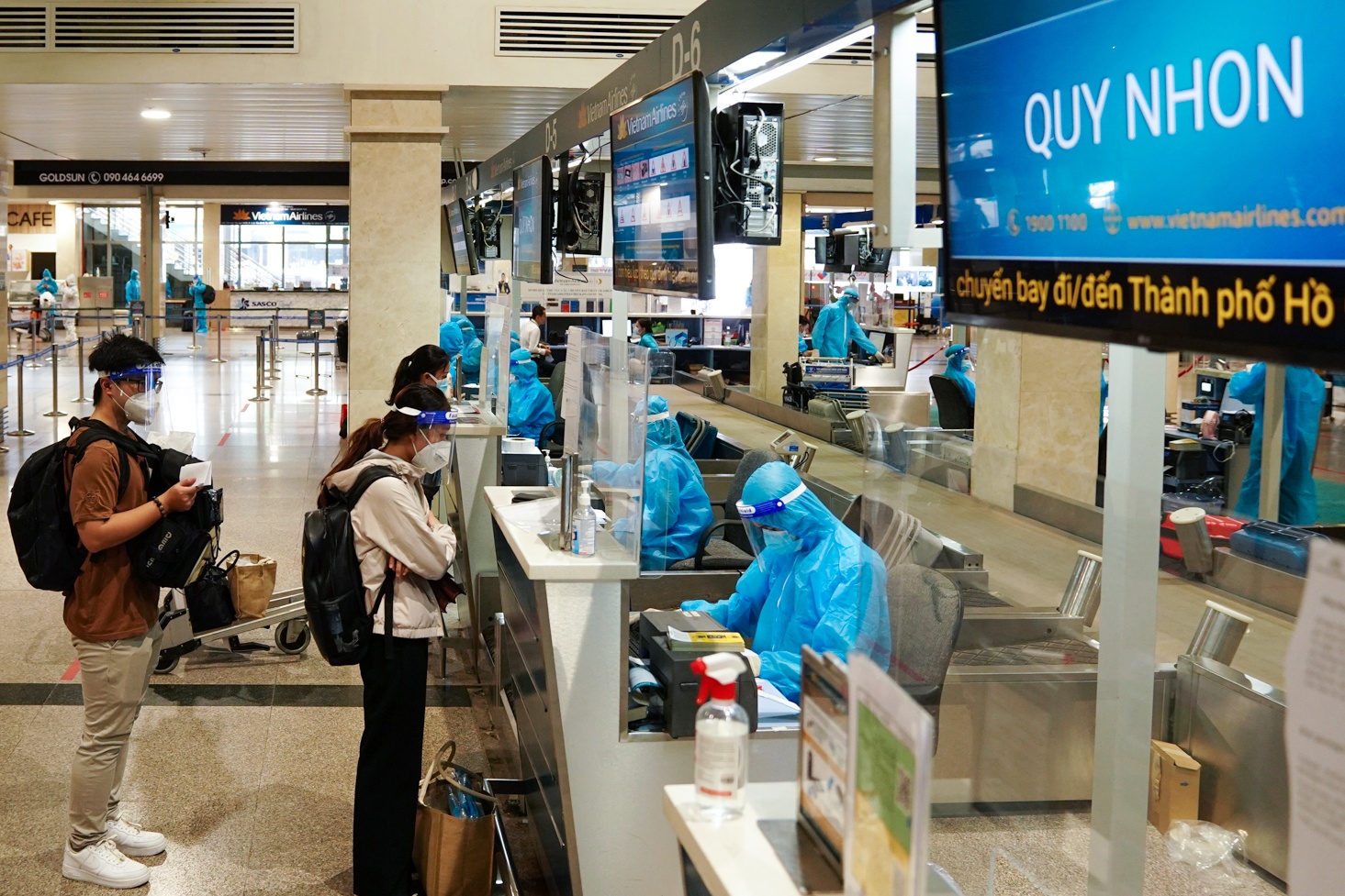 Nhung hanh khach dau tien bay thuong mai tu TP.HCM sau dich hinh anh