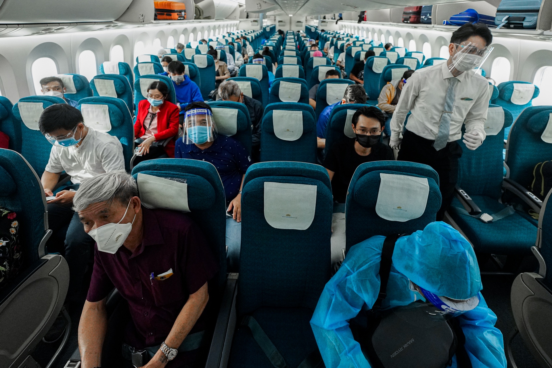 Chuyen bay dau tien ve Noi Bai anh 6