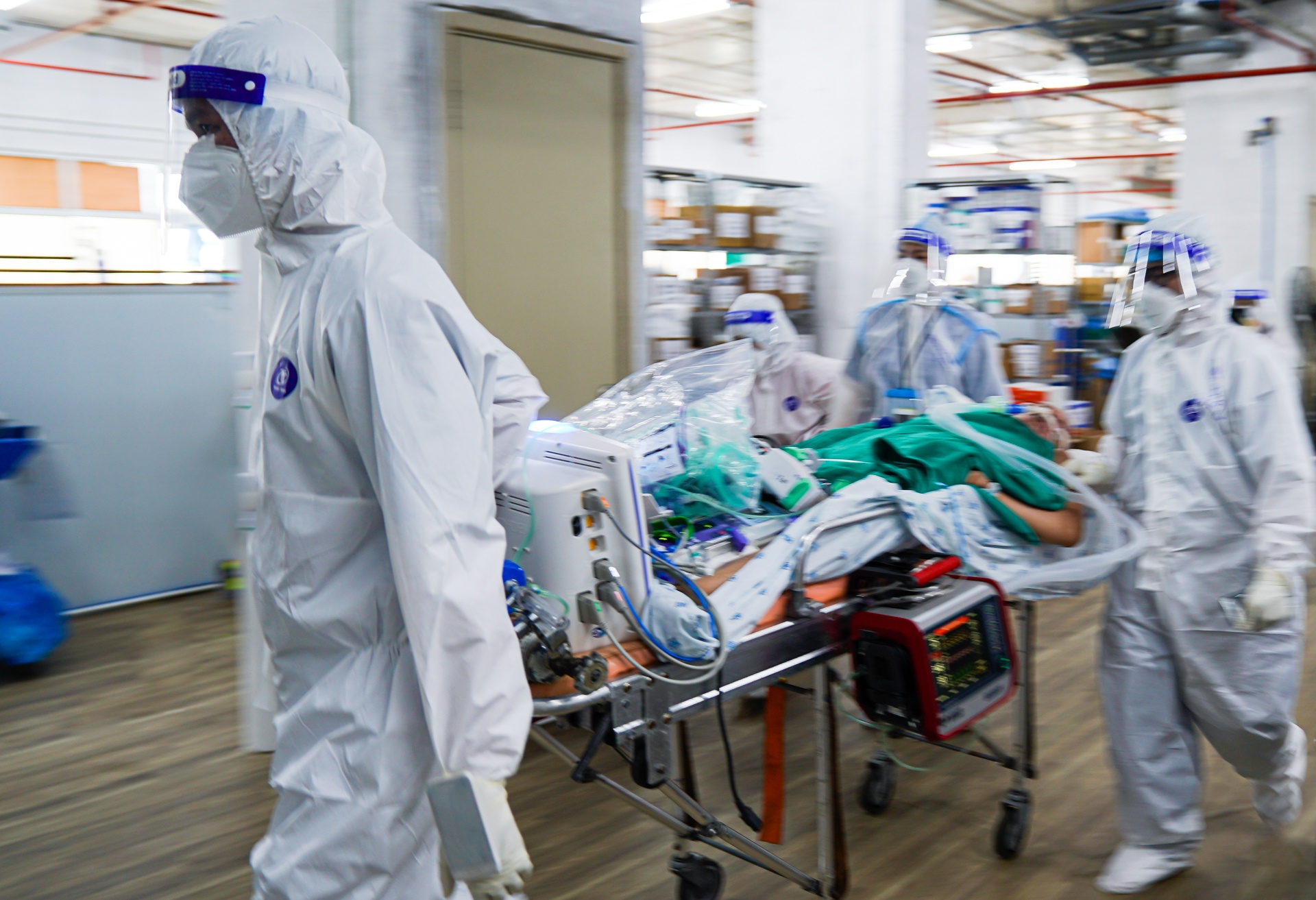 Dua F0 nang ve khu hoi suc o Binh Chanh hinh anh