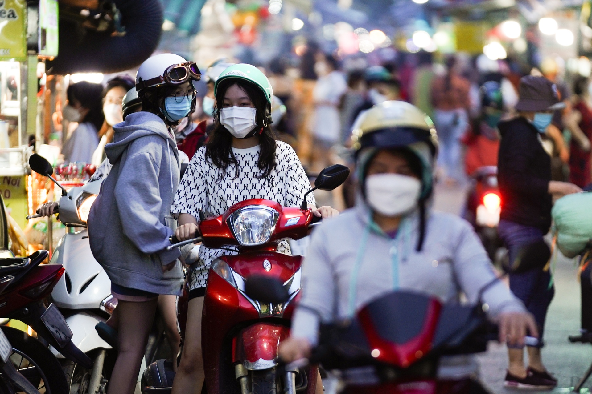 Cho hoa Ho Thi Ky mo lai anh 2