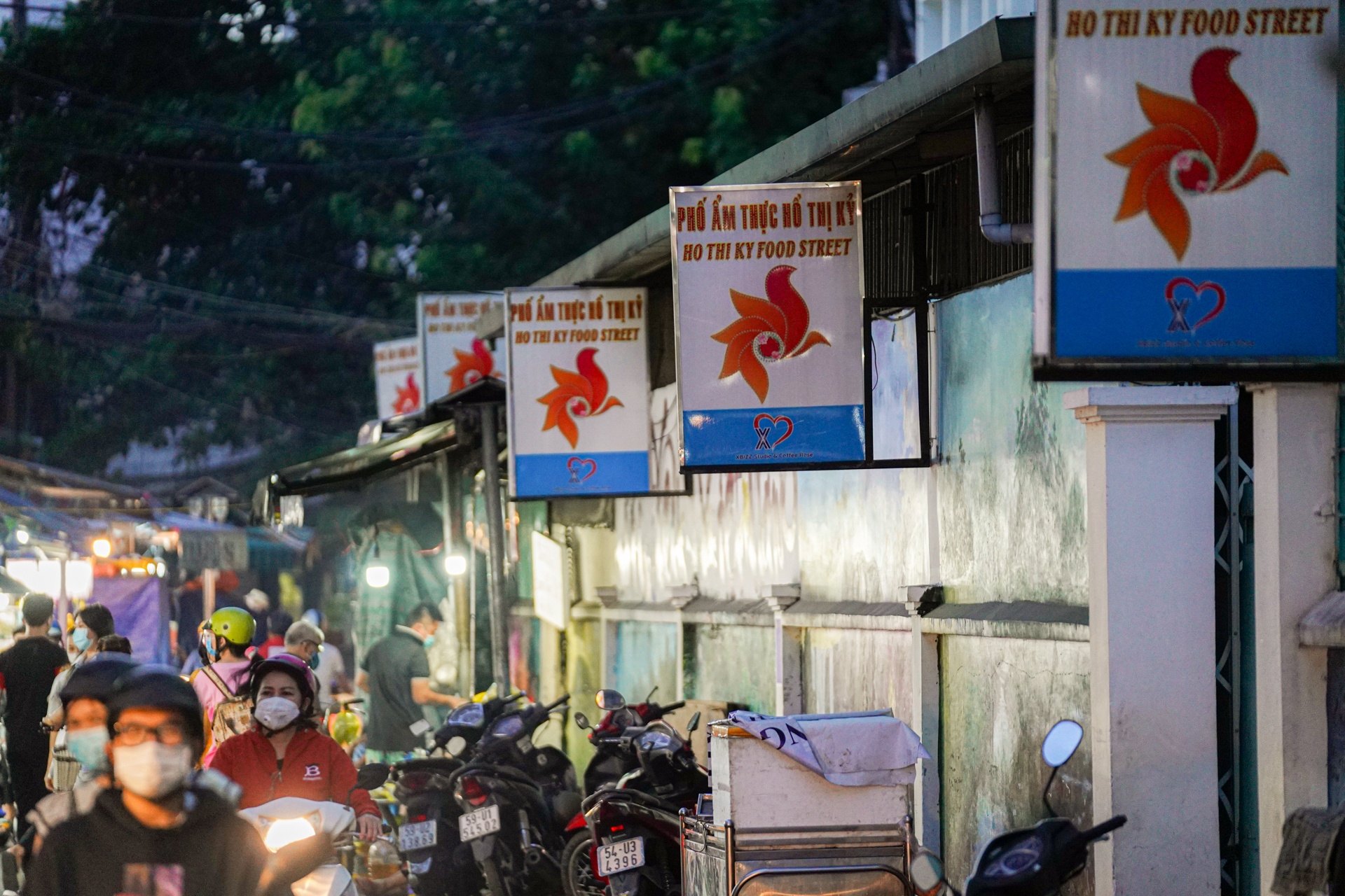 Cho hoa Ho Thi Ky mo lai anh 1