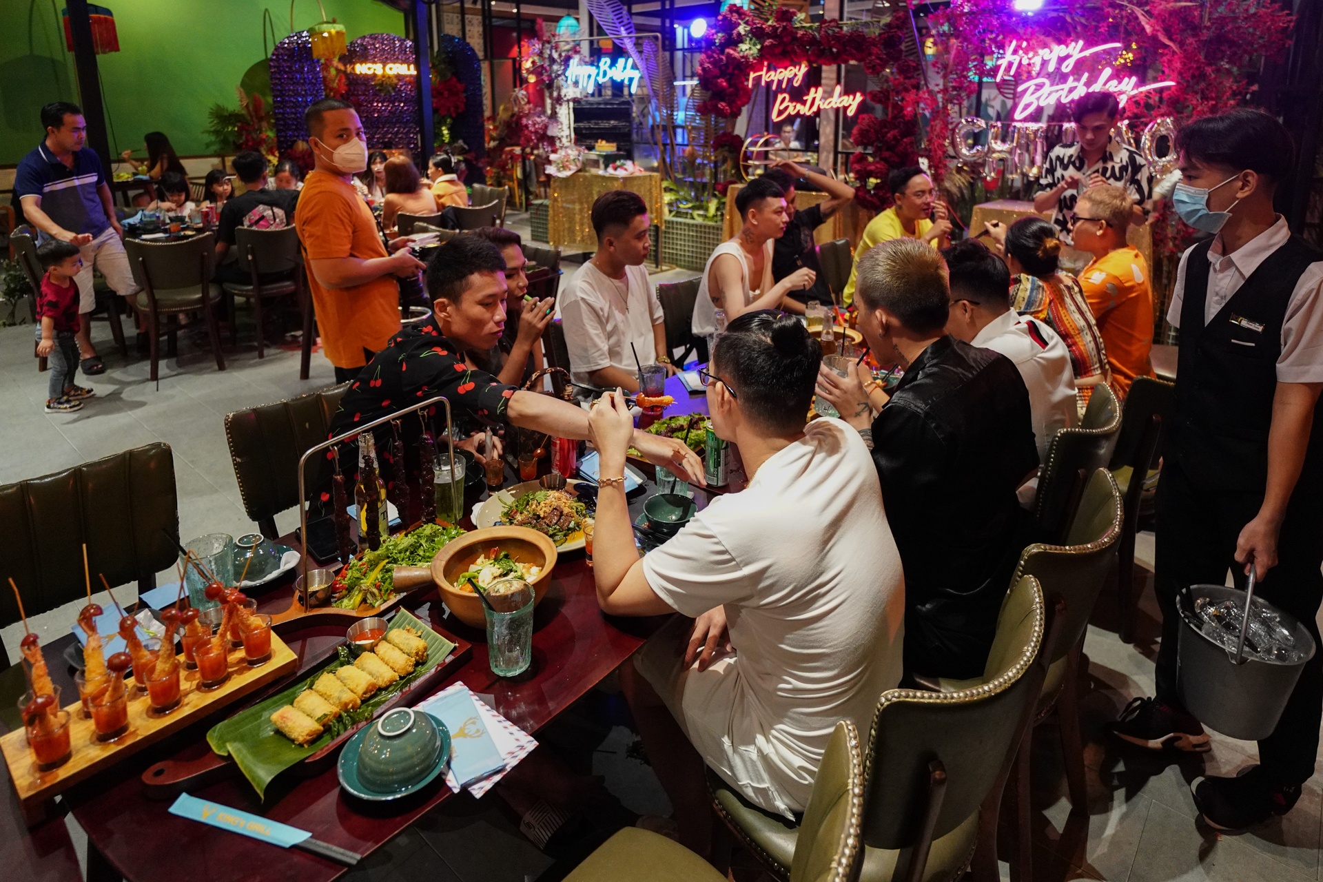 Quan nhau dong nghit khach anh 6