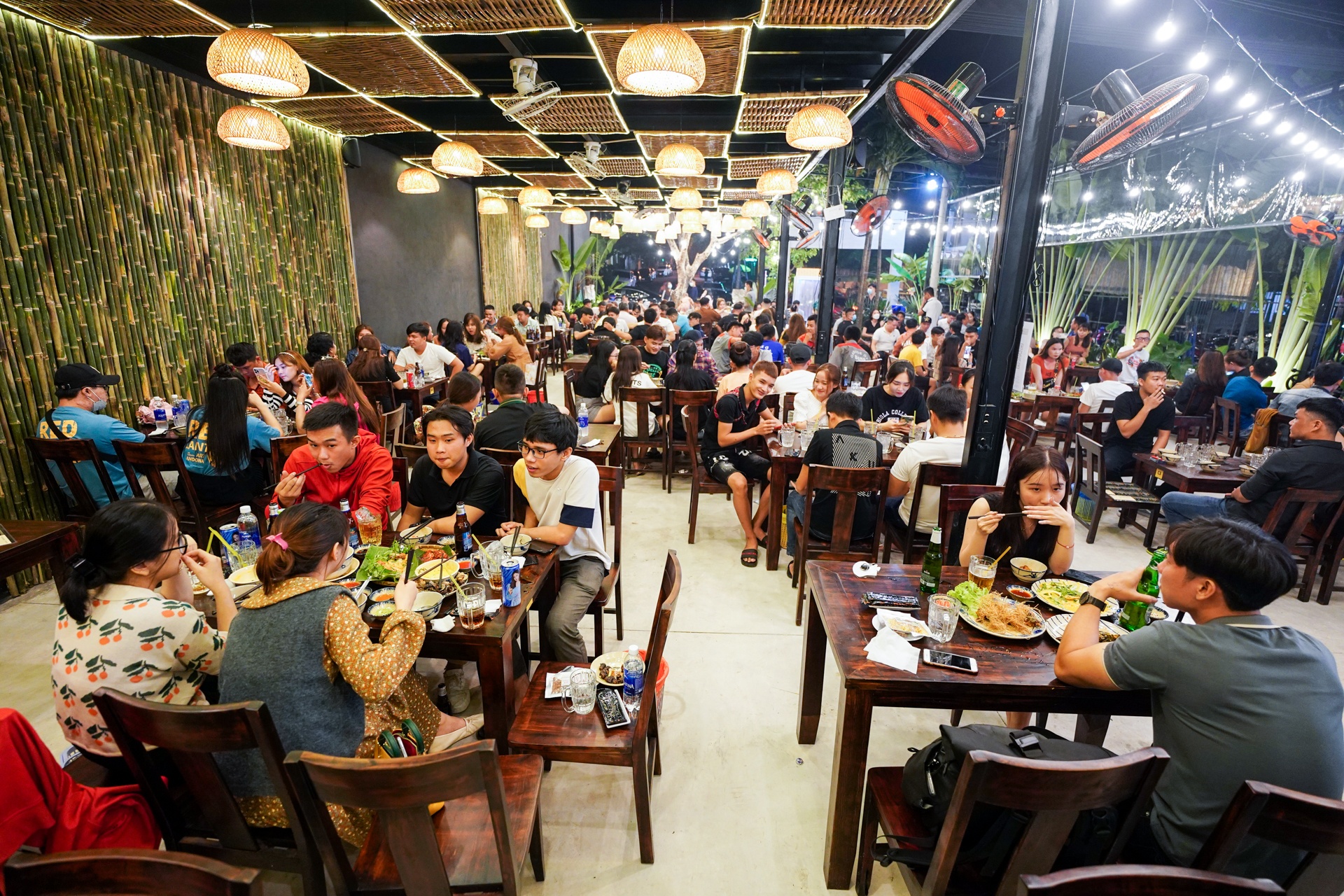 Quan nhau dong nghit khach anh 1