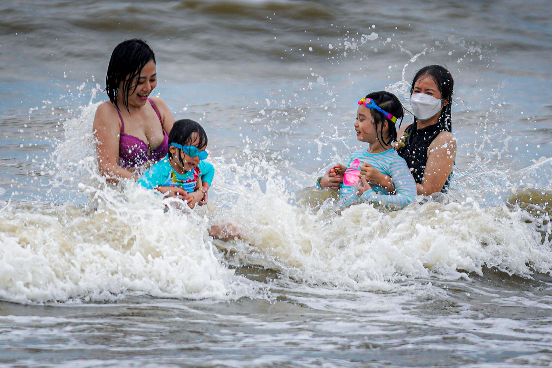 Bien Vung Tau vang ve dip cuoi tuan hinh anh
