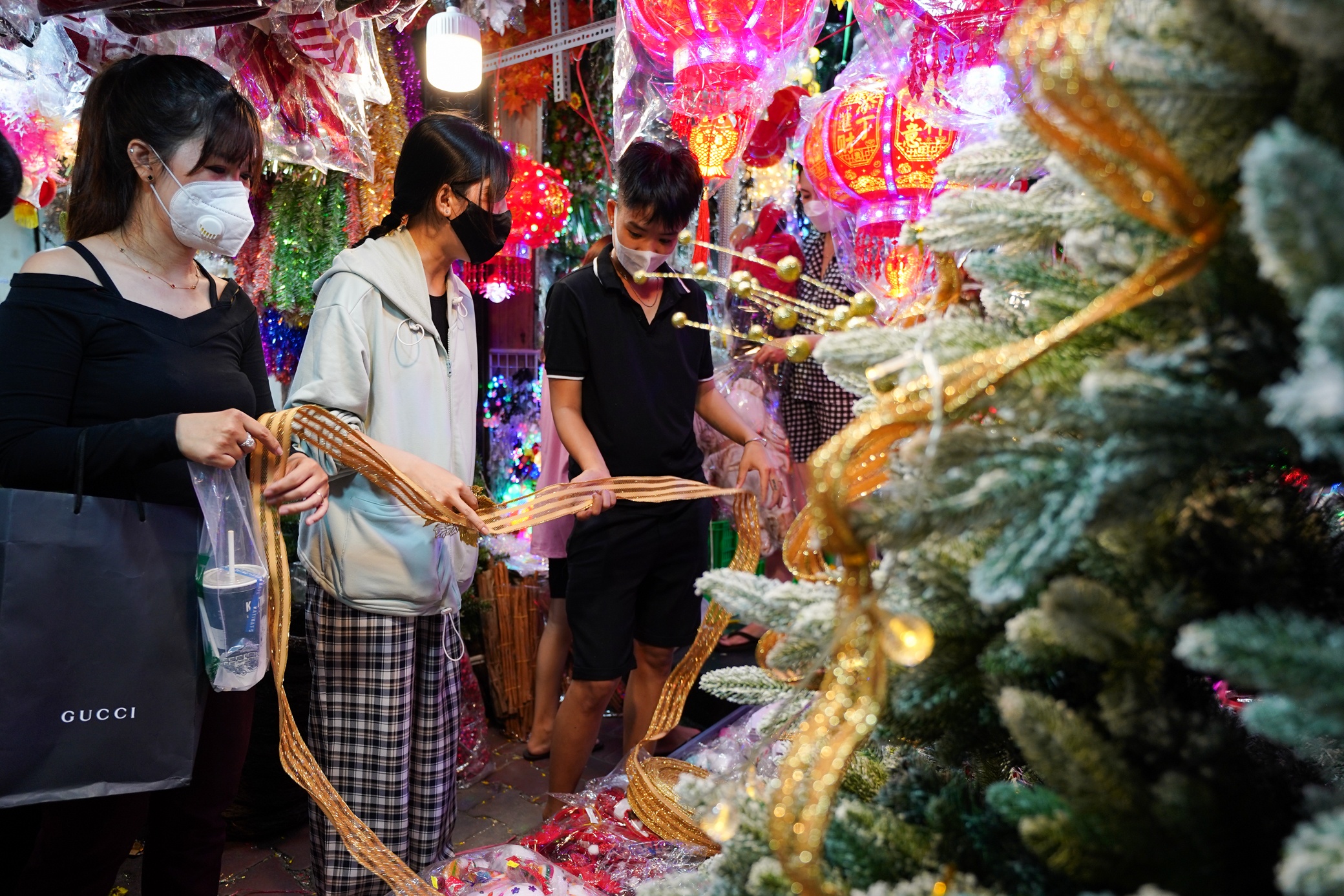 Cho Giang sinh lon nhat TP.HCM hoat dong som hinh anh