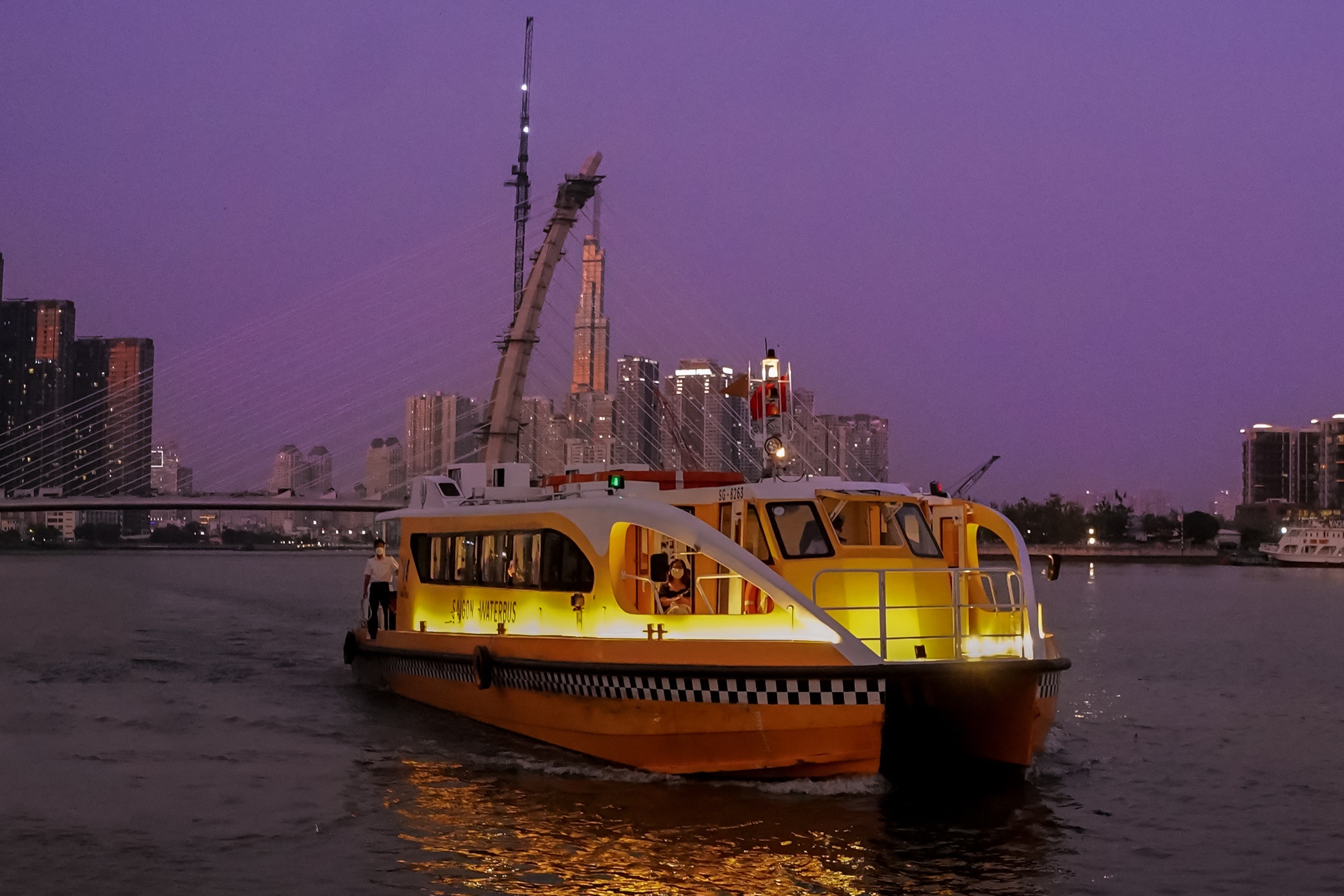 Bus duong song chay ban dem anh 1