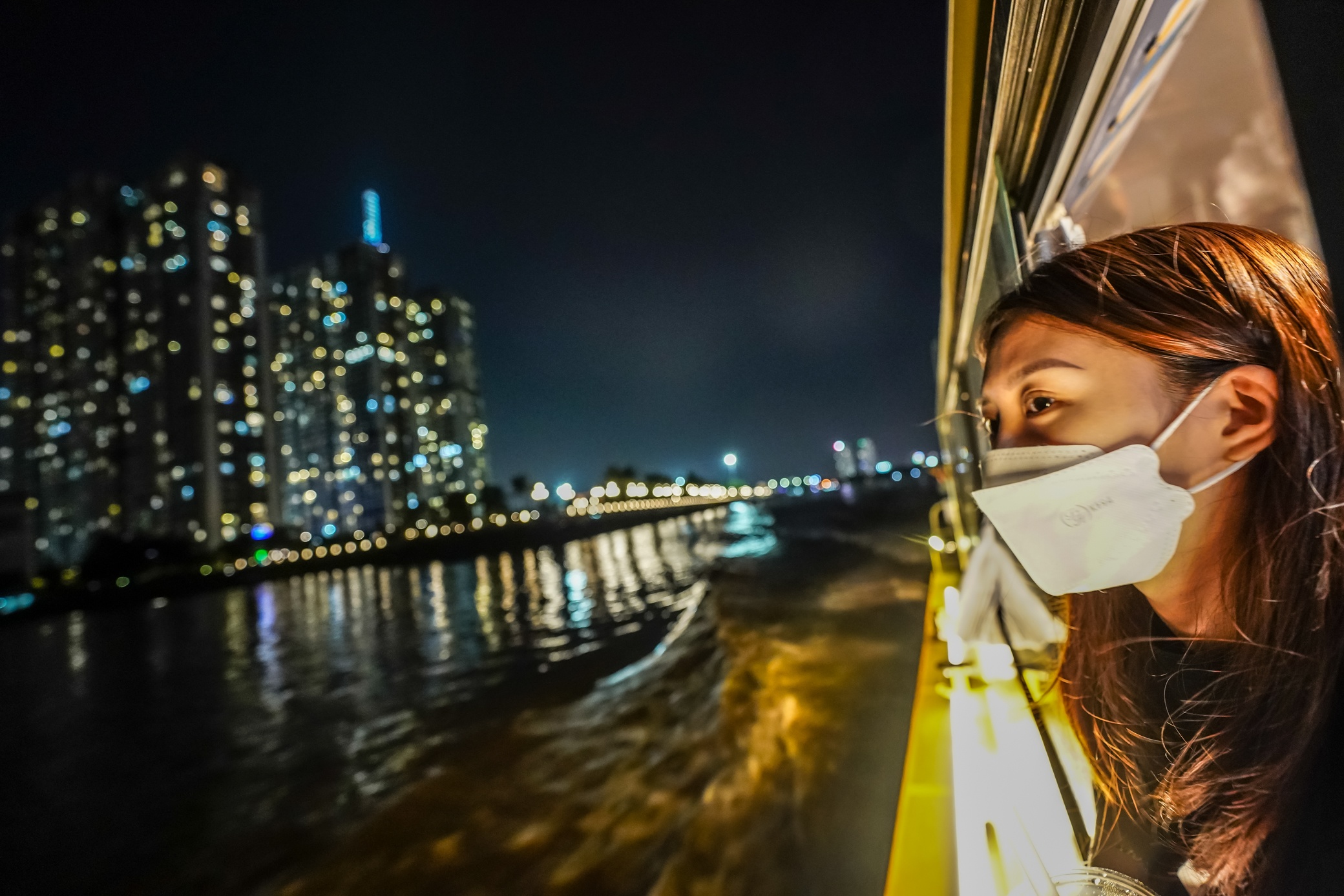 Bus duong song chay ban dem anh 8