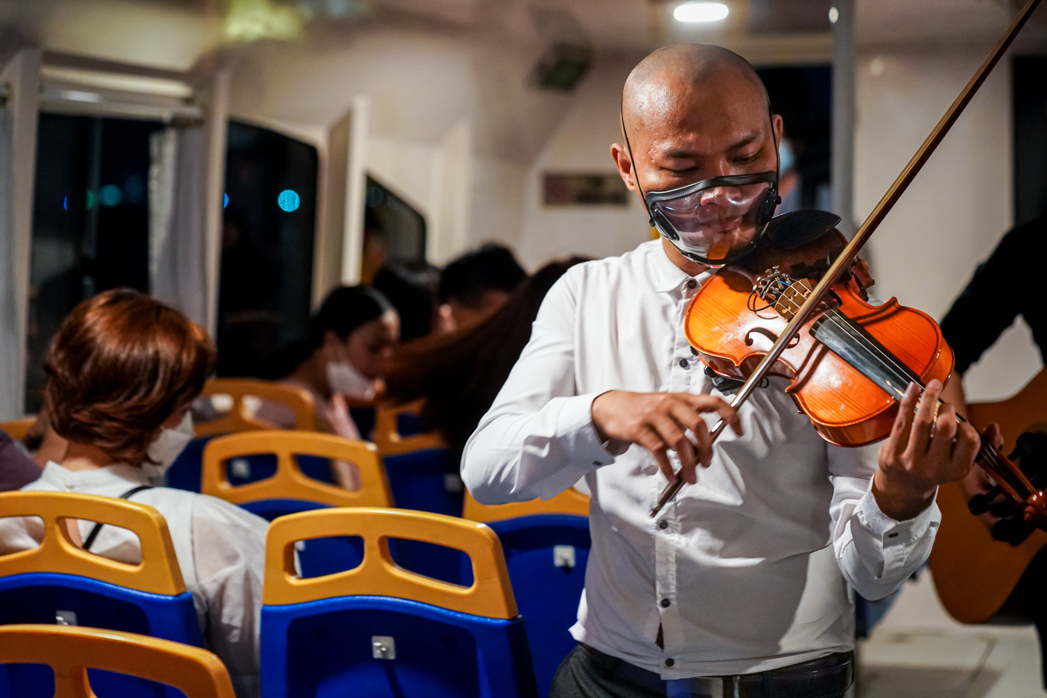 Bus duong song chay ban dem anh 11
